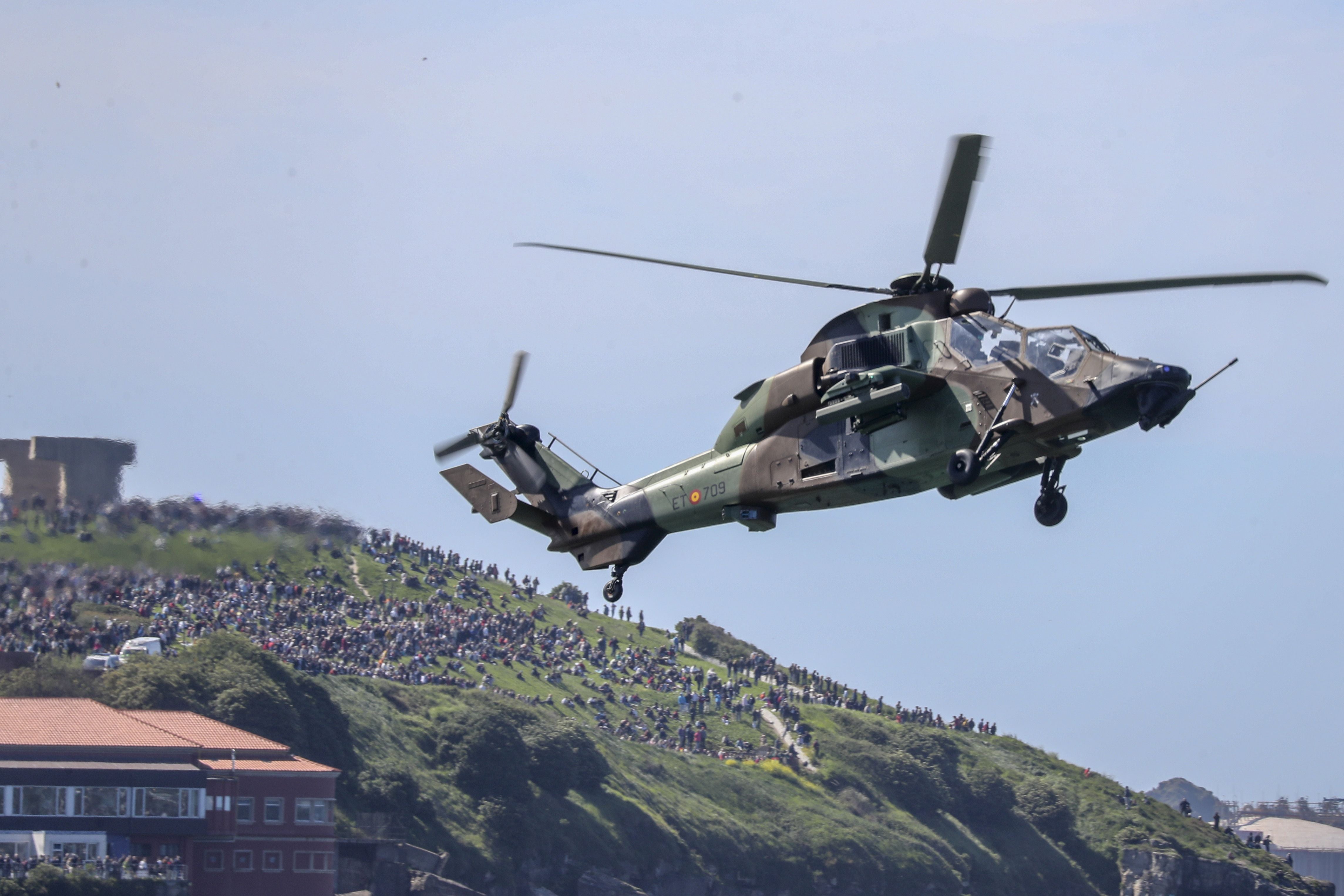 Espectáculo militar en Gijón por tierra, mar y aire con el Rey como invitado de honor