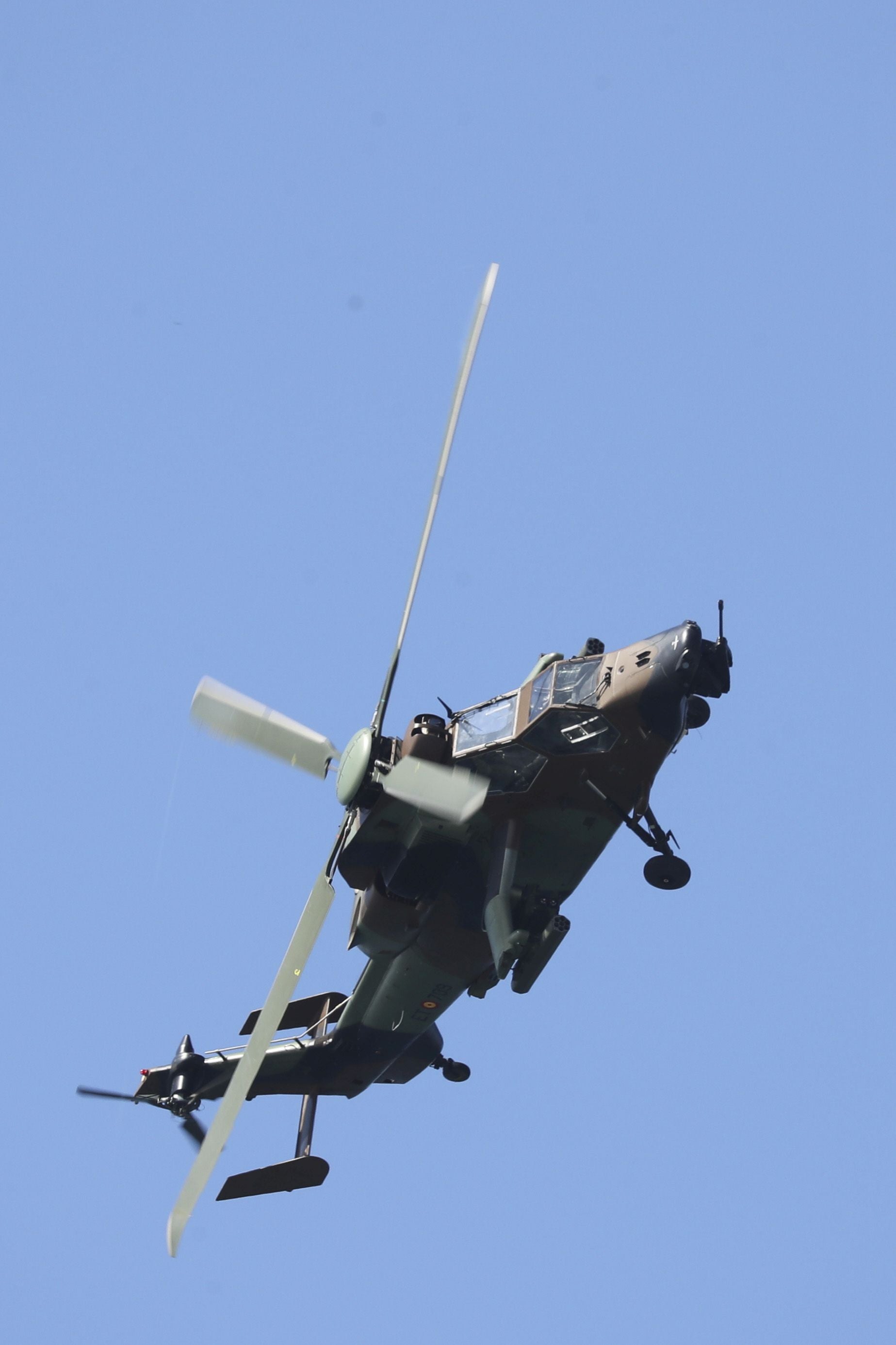 Espectáculo militar en Gijón por tierra, mar y aire con el Rey como invitado de honor