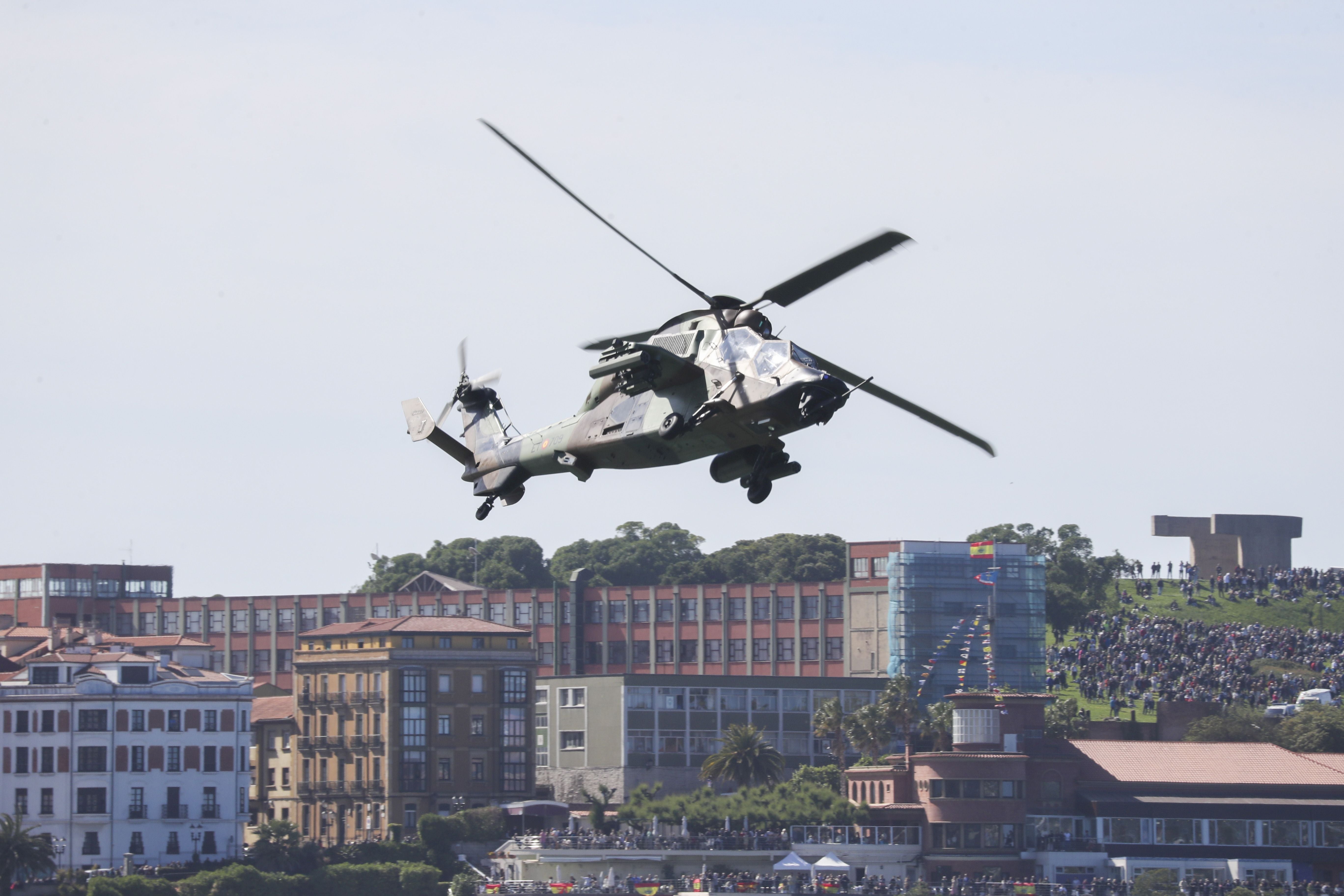 Espectáculo militar en Gijón por tierra, mar y aire con el Rey como invitado de honor