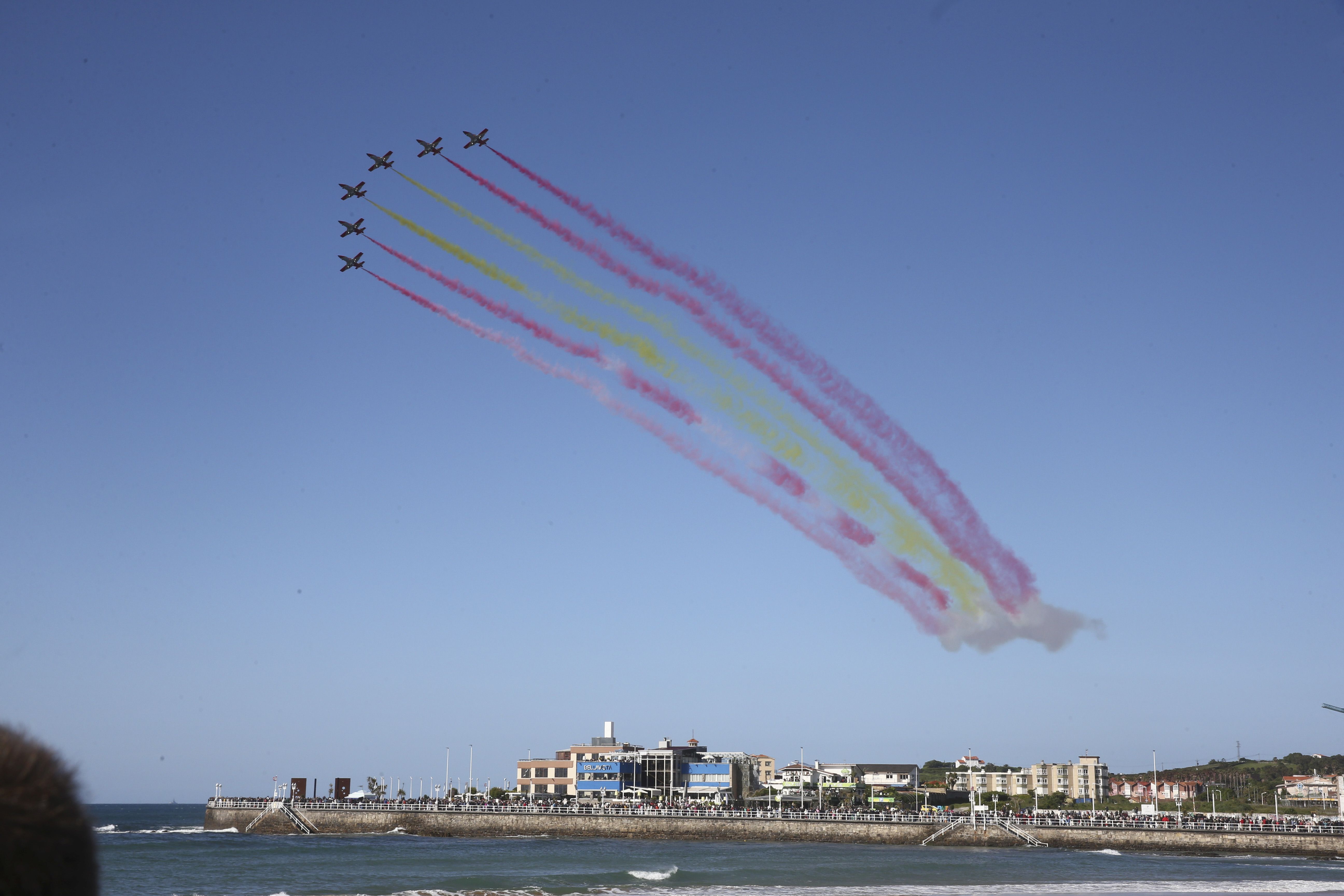 Espectáculo militar en Gijón por tierra, mar y aire con el Rey como invitado de honor