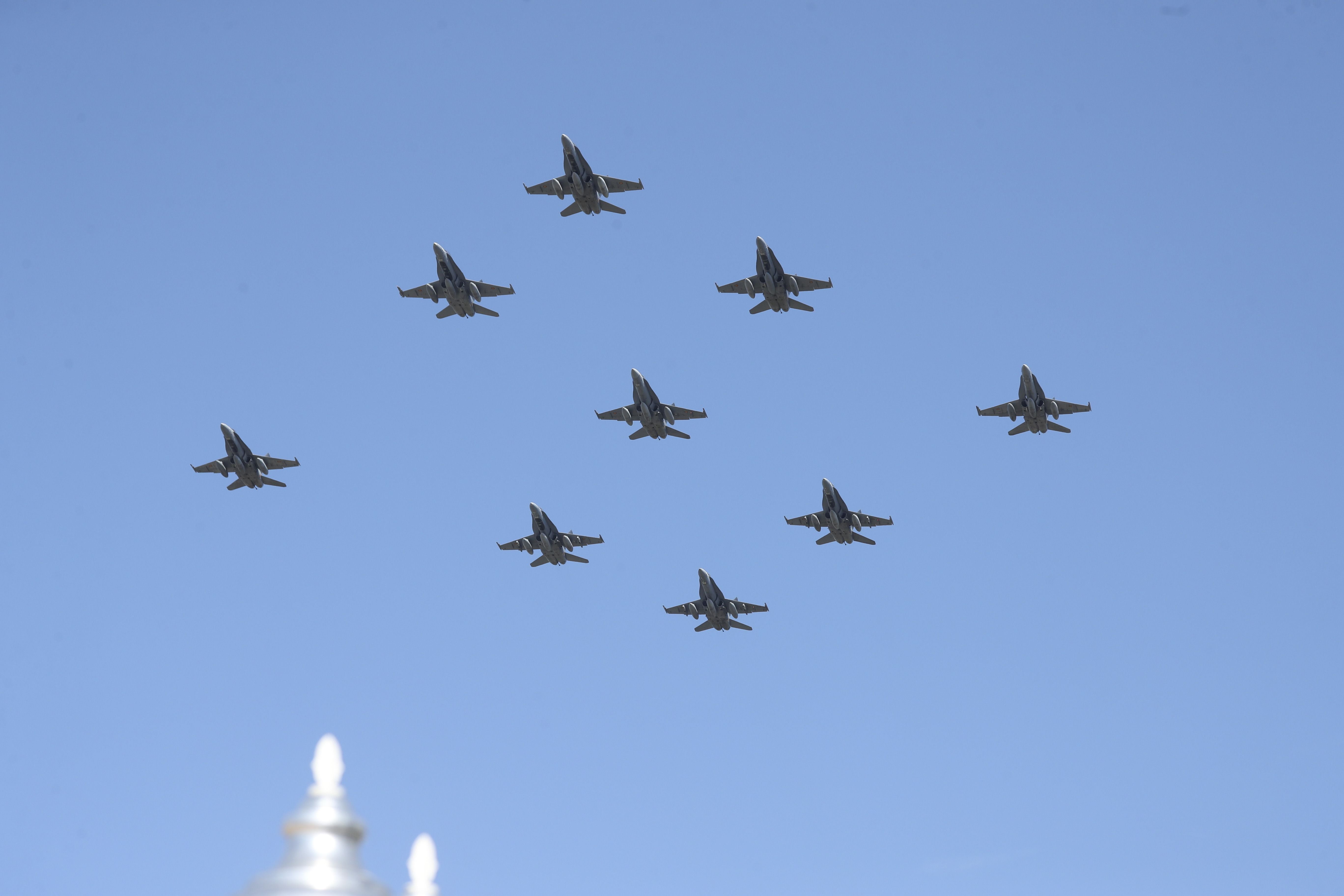 Espectáculo militar en Gijón por tierra, mar y aire con el Rey como invitado de honor