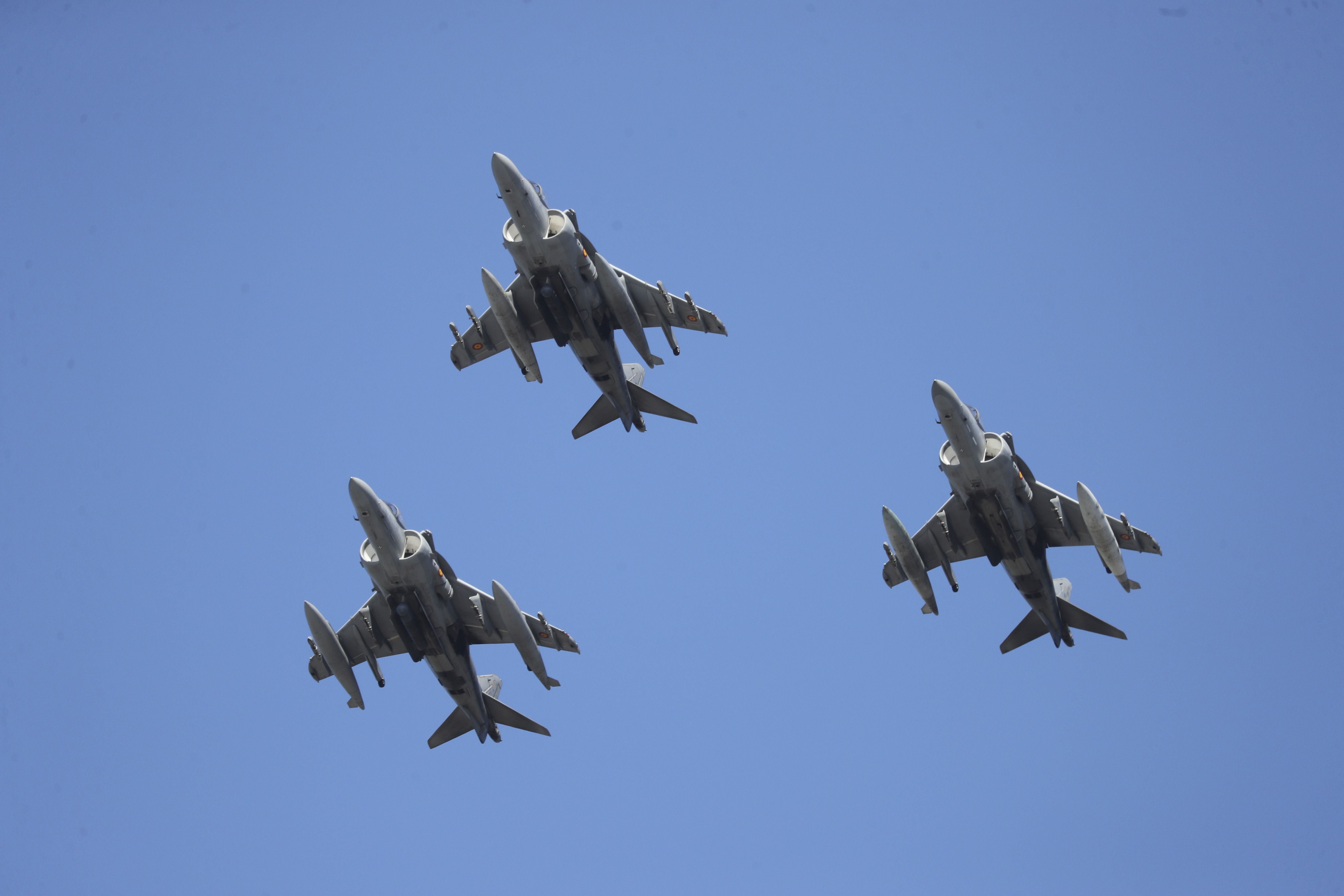 Espectáculo militar en Gijón por tierra, mar y aire con el Rey como invitado de honor