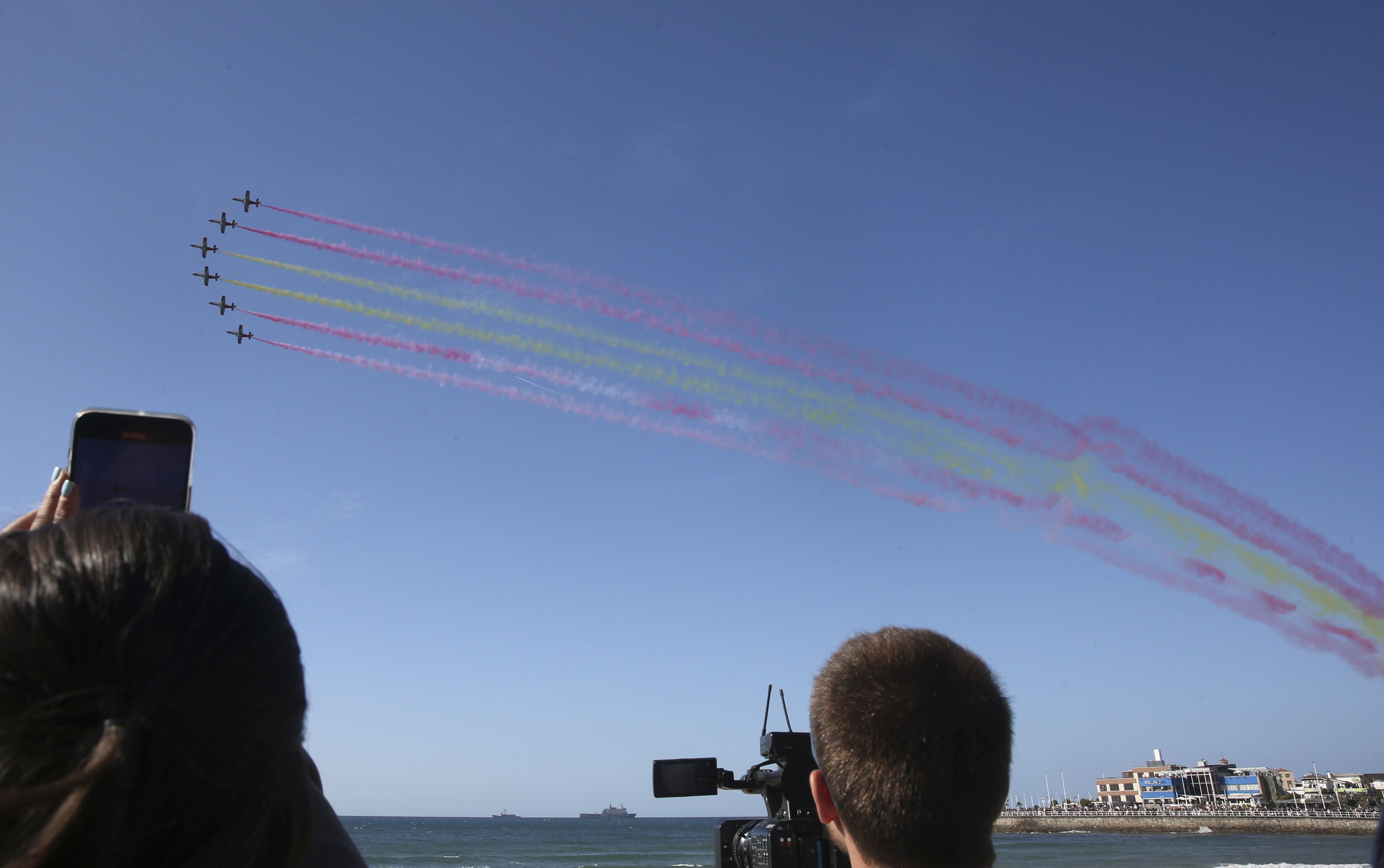 Espectáculo militar en Gijón por tierra, mar y aire con el Rey como invitado de honor