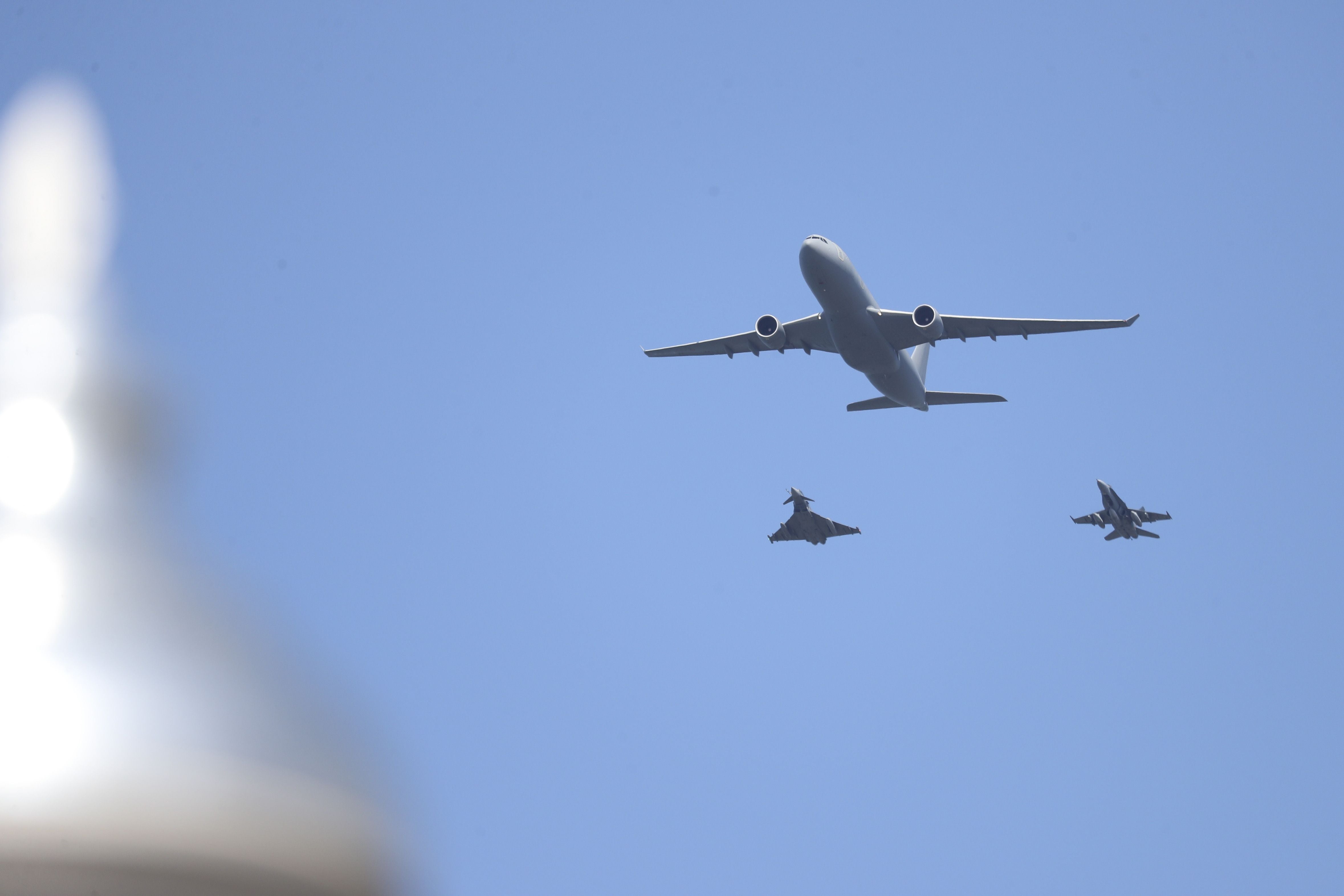 Espectáculo militar en Gijón por tierra, mar y aire con el Rey como invitado de honor