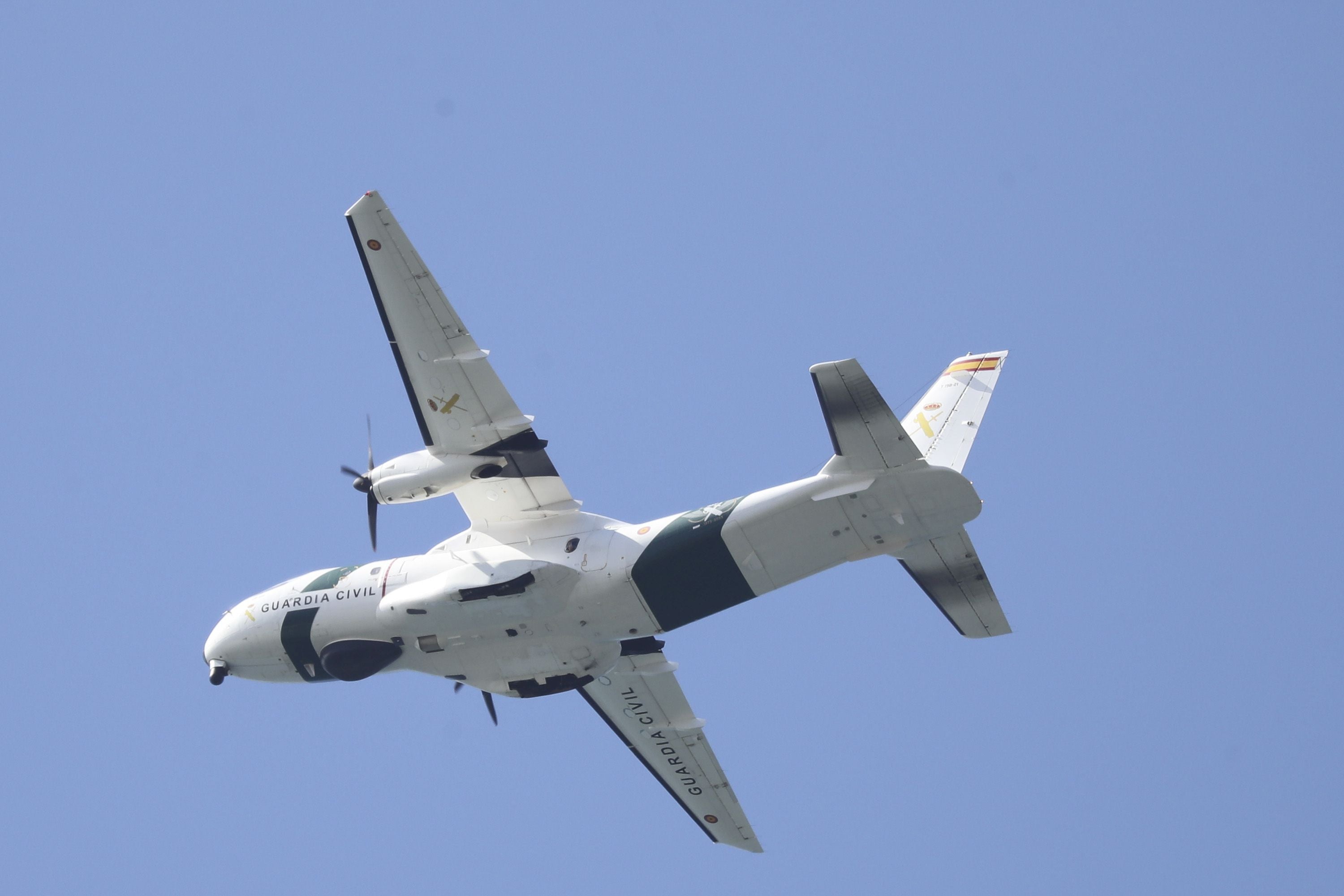 Espectáculo militar en Gijón por tierra, mar y aire con el Rey como invitado de honor