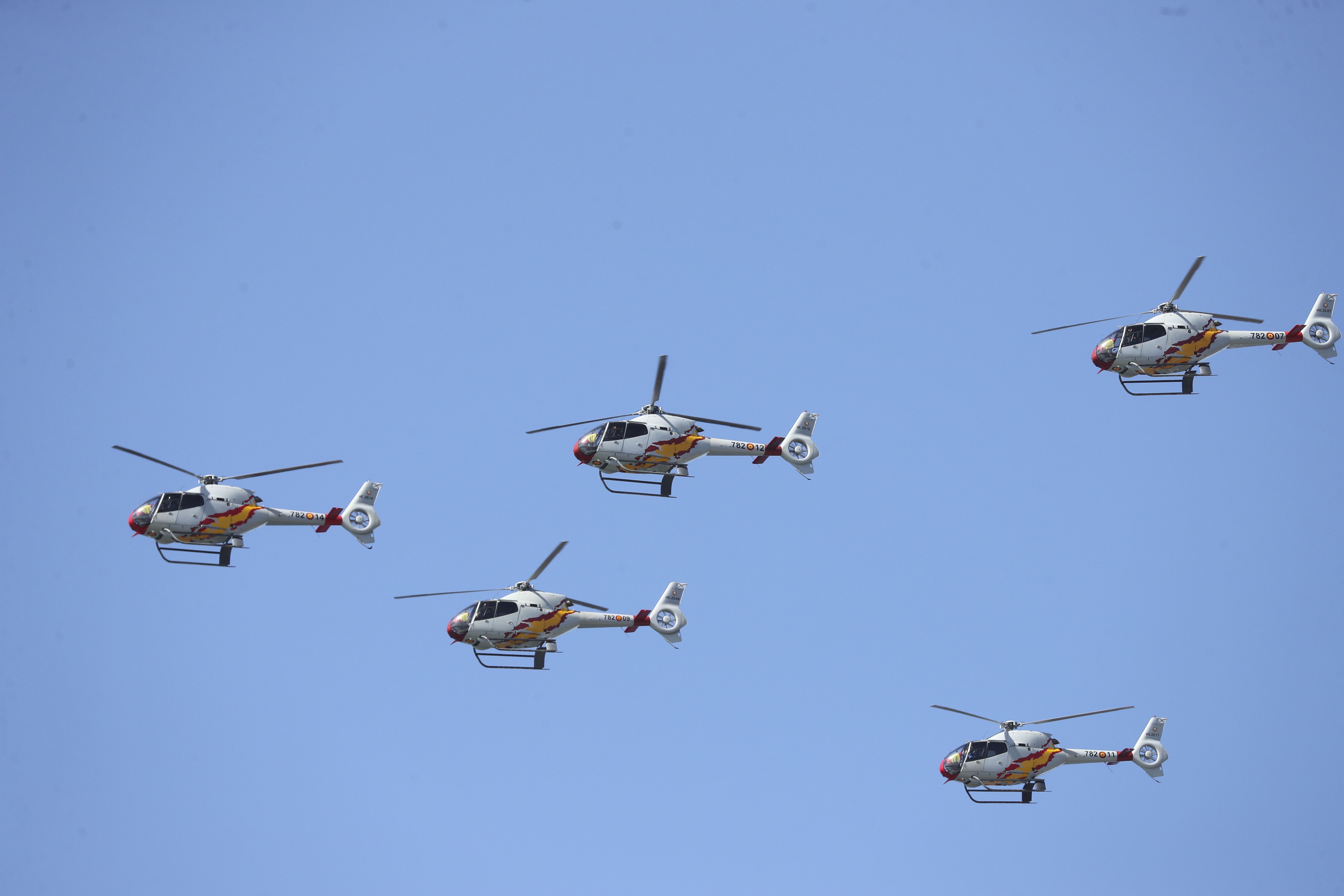 Espectáculo militar en Gijón por tierra, mar y aire con el Rey como invitado de honor