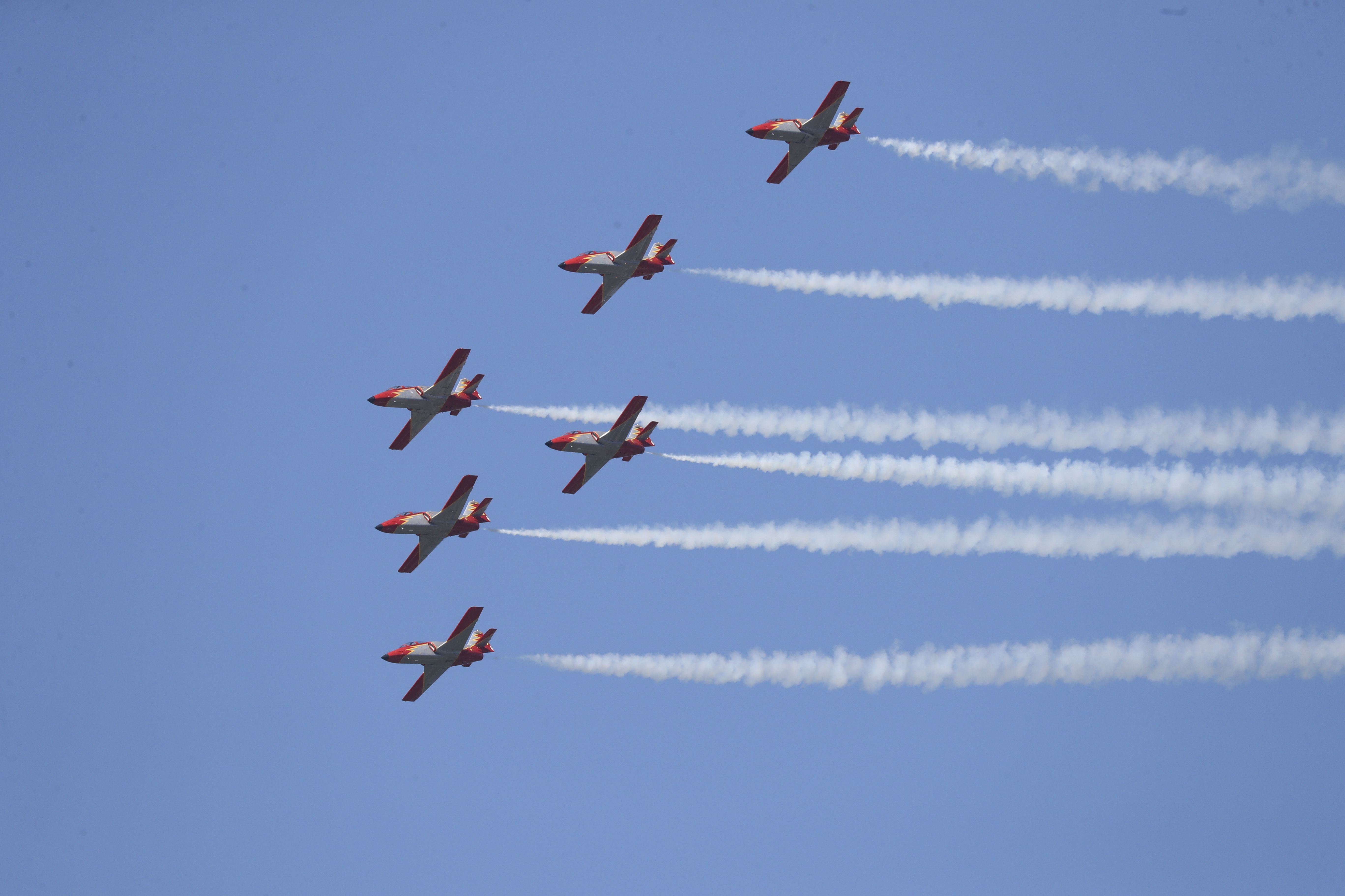 Espectáculo militar en Gijón por tierra, mar y aire con el Rey como invitado de honor