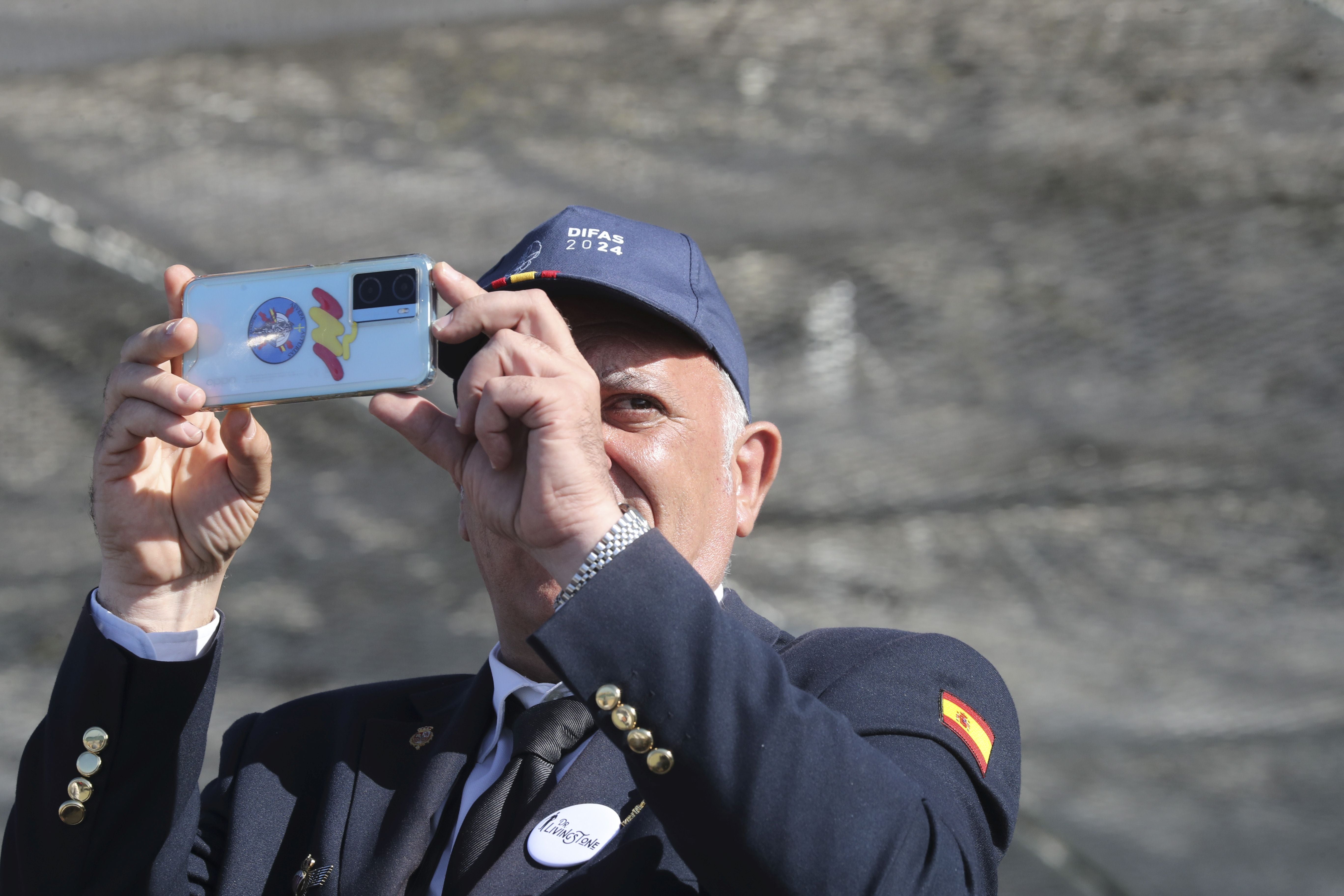 Espectáculo militar en Gijón por tierra, mar y aire con el Rey como invitado de honor