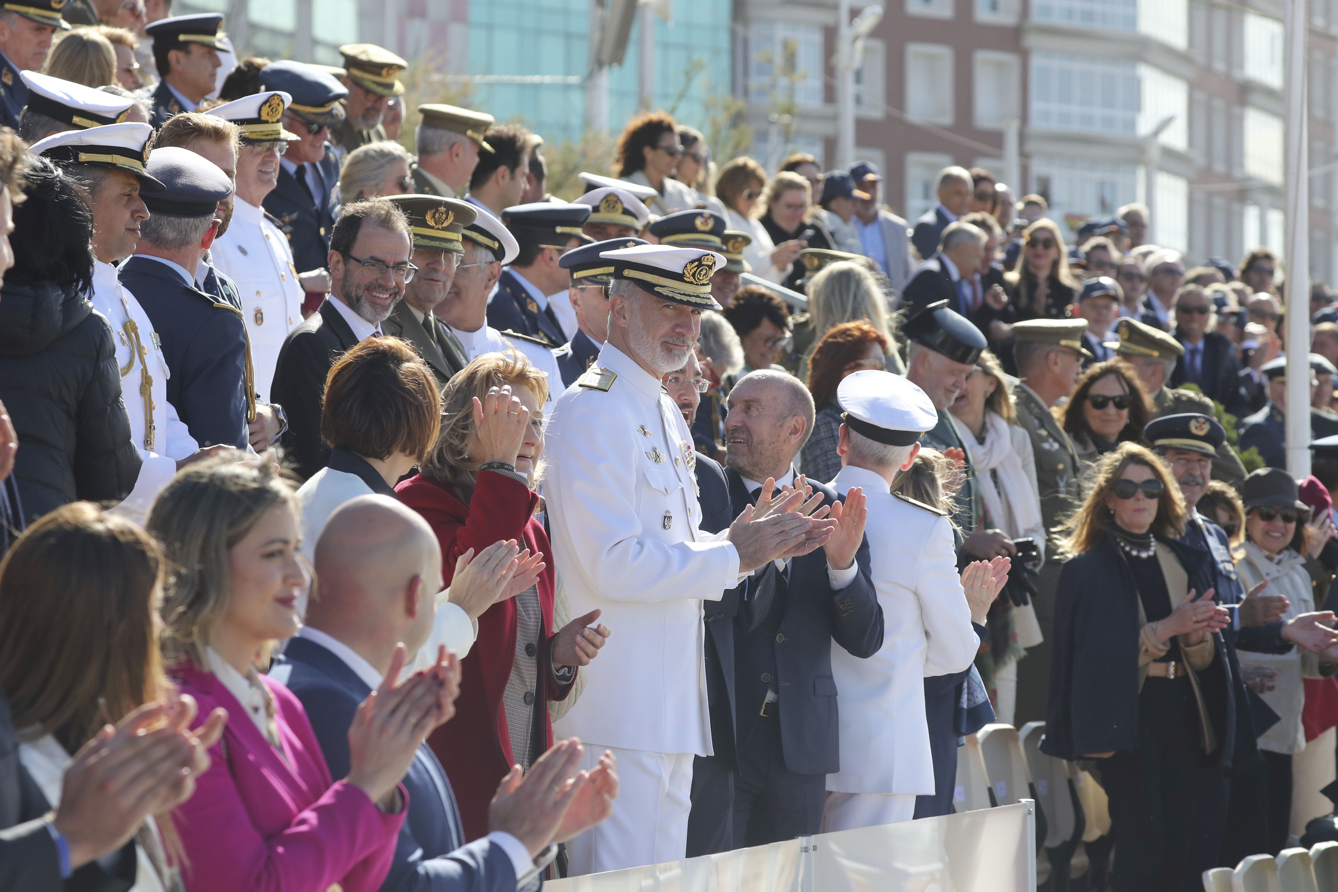 Espectáculo militar en Gijón por tierra, mar y aire con el Rey como invitado de honor