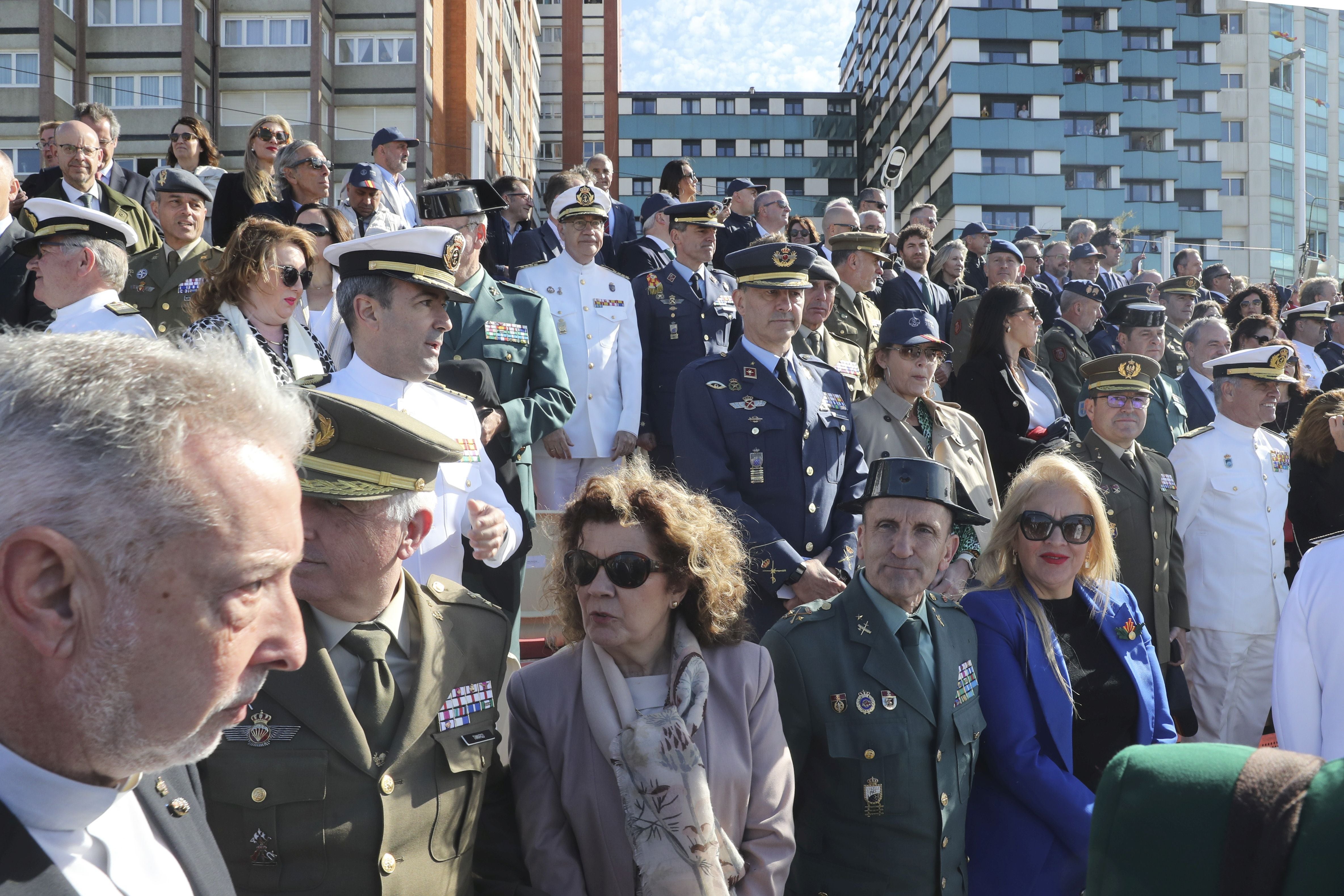 Espectáculo militar en Gijón por tierra, mar y aire con el Rey como invitado de honor