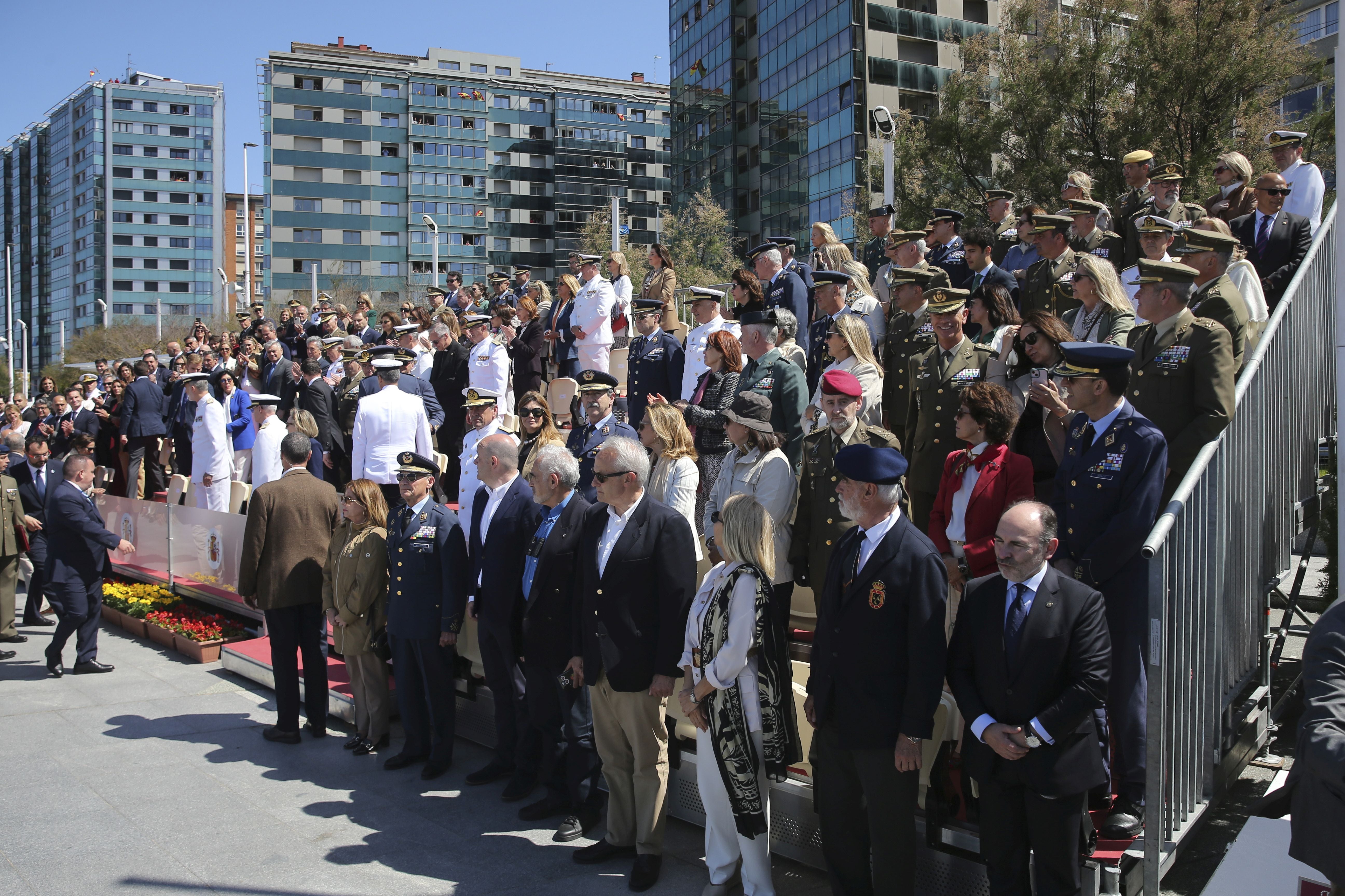 Espectáculo militar en Gijón por tierra, mar y aire con el Rey como invitado de honor