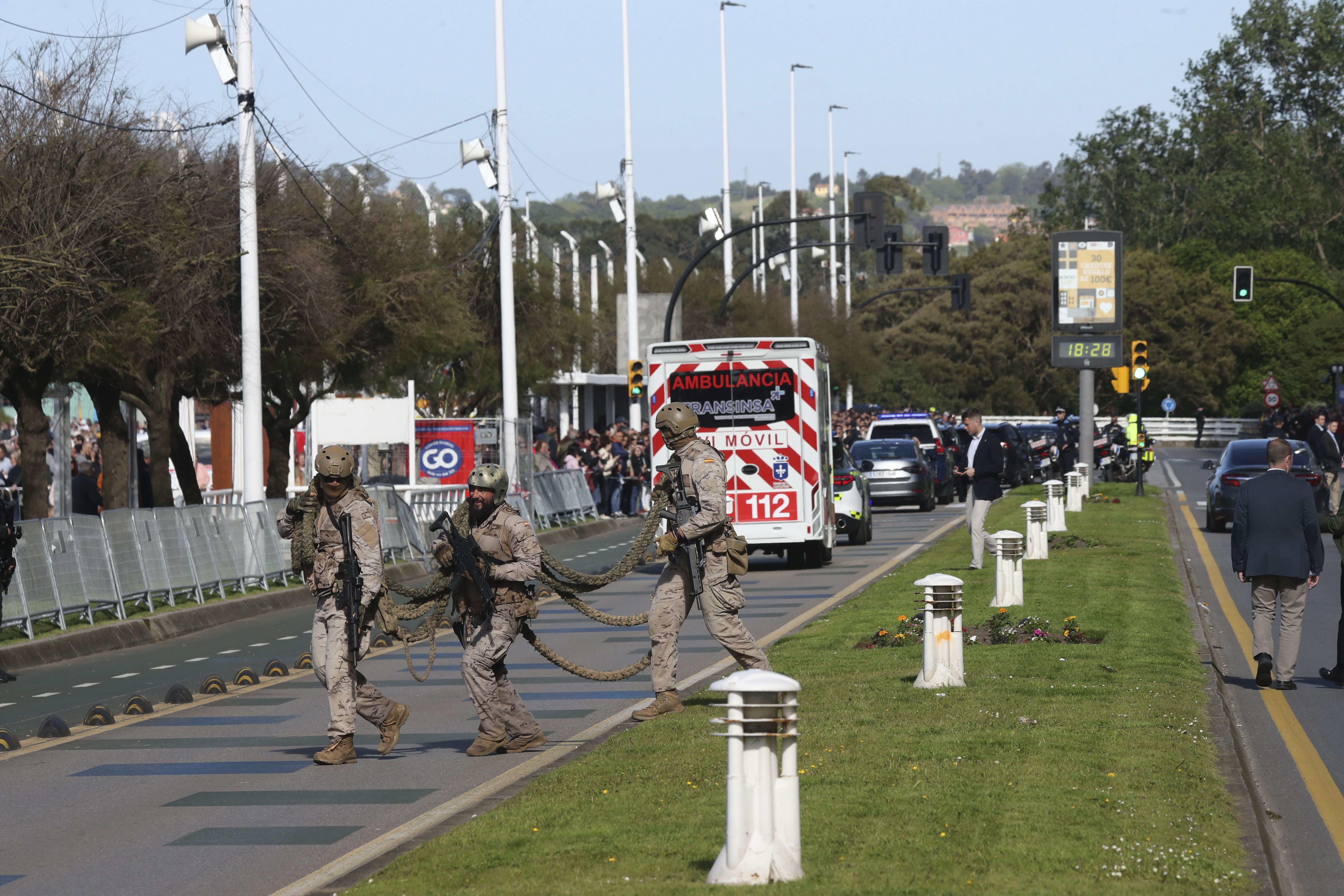 Espectáculo militar en Gijón por tierra, mar y aire con el Rey como invitado de honor