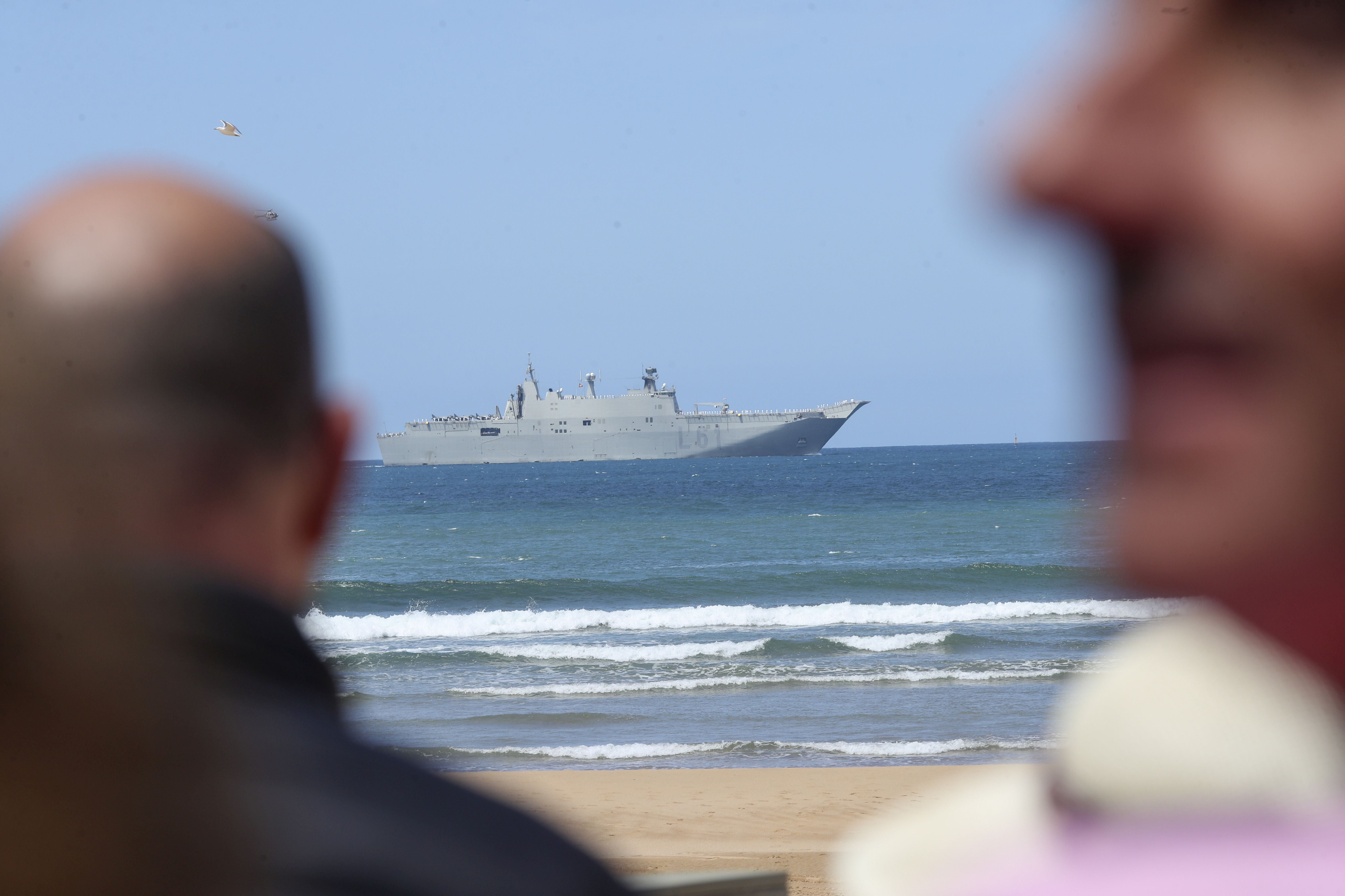 Espectáculo militar en Gijón por tierra, mar y aire con el Rey como invitado de honor