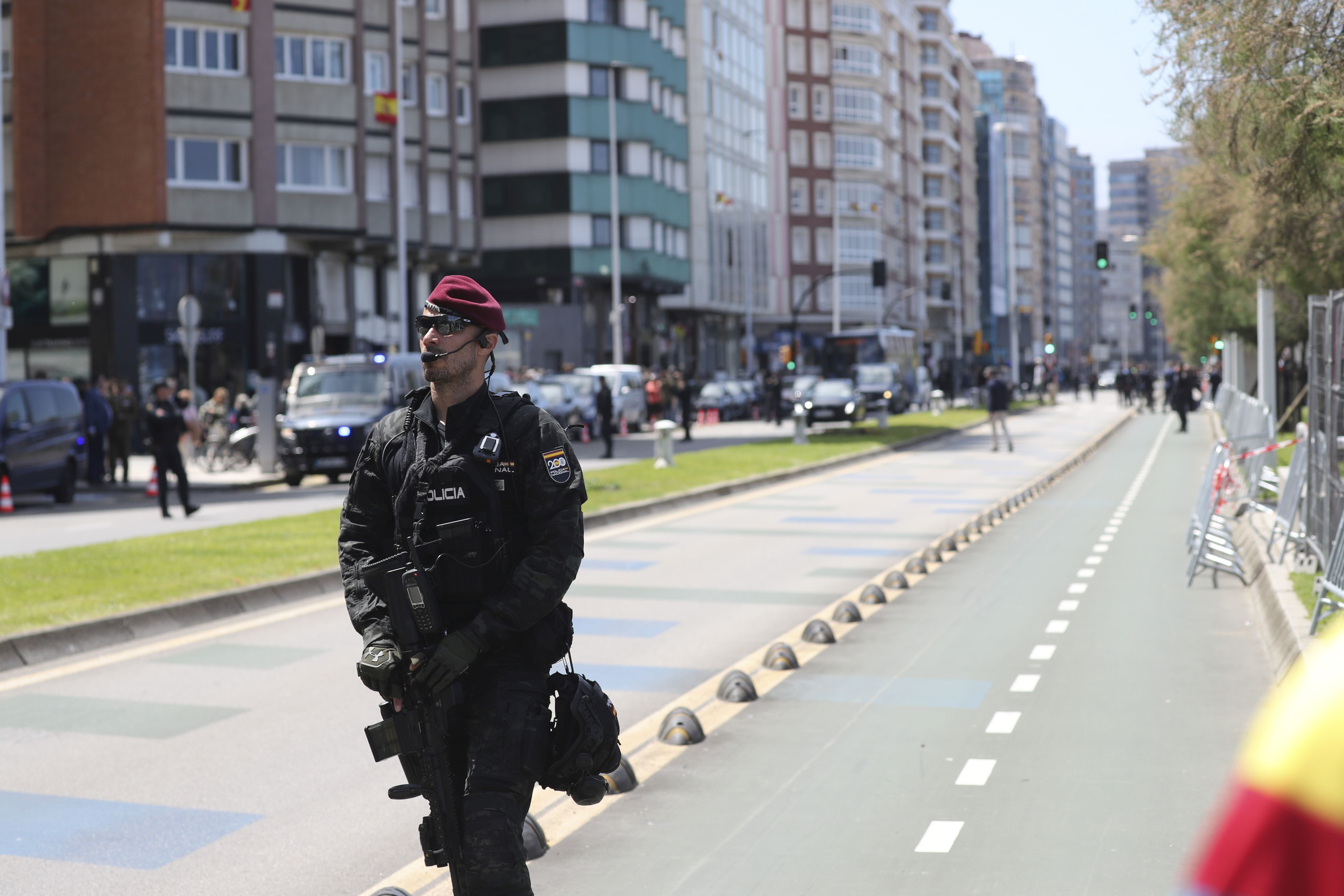 Espectáculo militar en Gijón por tierra, mar y aire con el Rey como invitado de honor