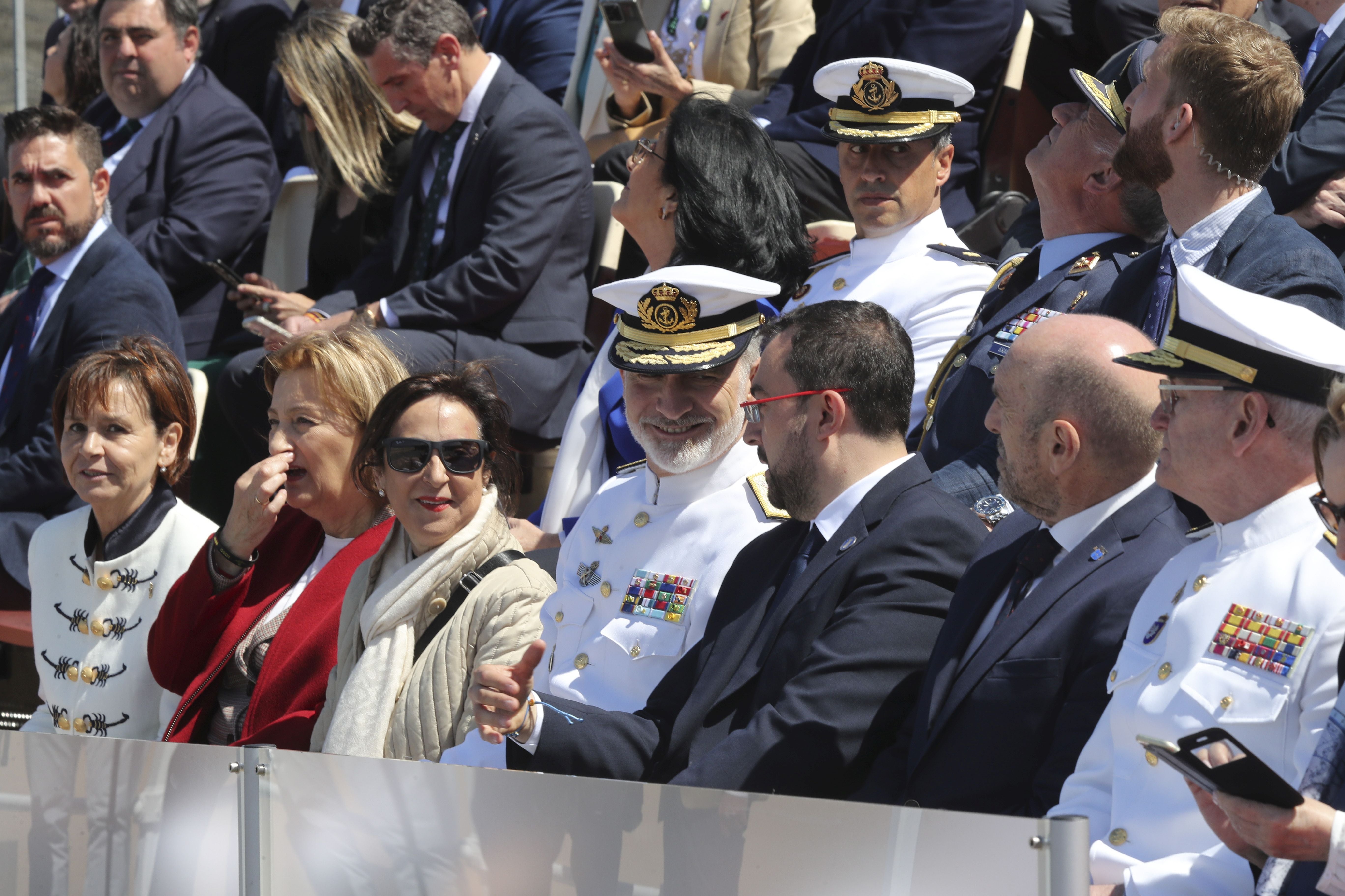 Espectáculo militar en Gijón por tierra, mar y aire con el Rey como invitado de honor