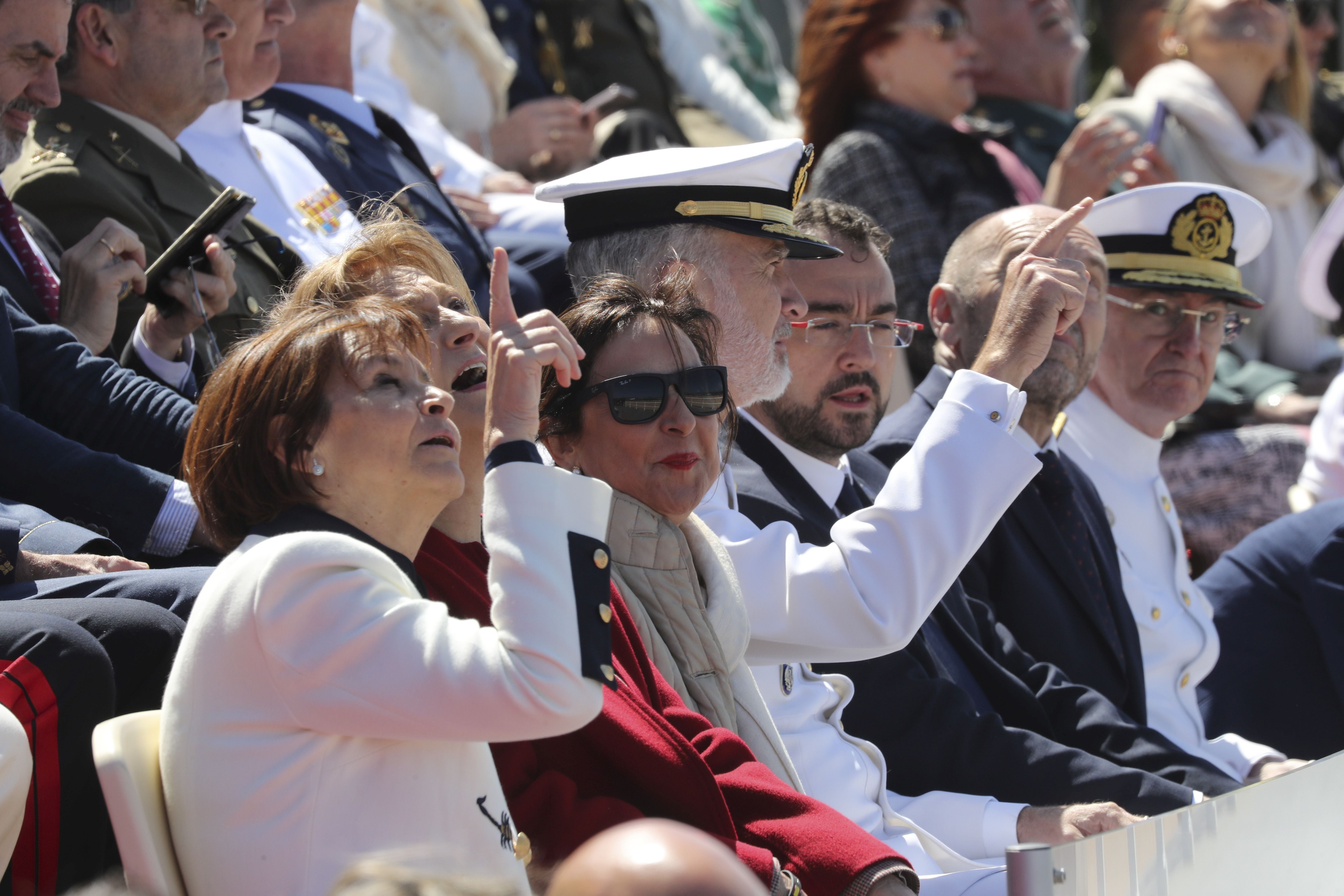 Espectáculo militar en Gijón por tierra, mar y aire con el Rey como invitado de honor