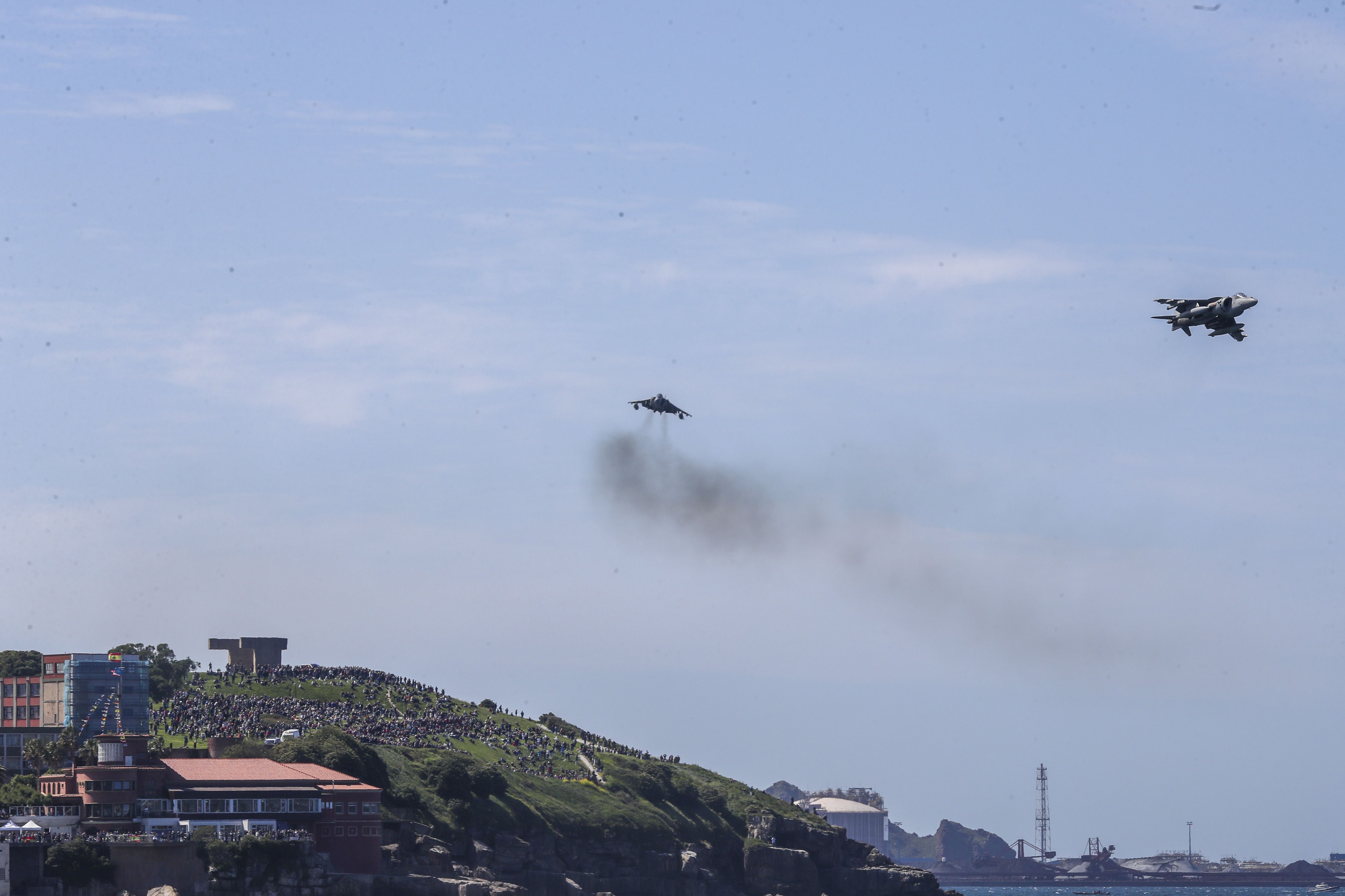 Espectáculo militar en Gijón por tierra, mar y aire con el Rey como invitado de honor