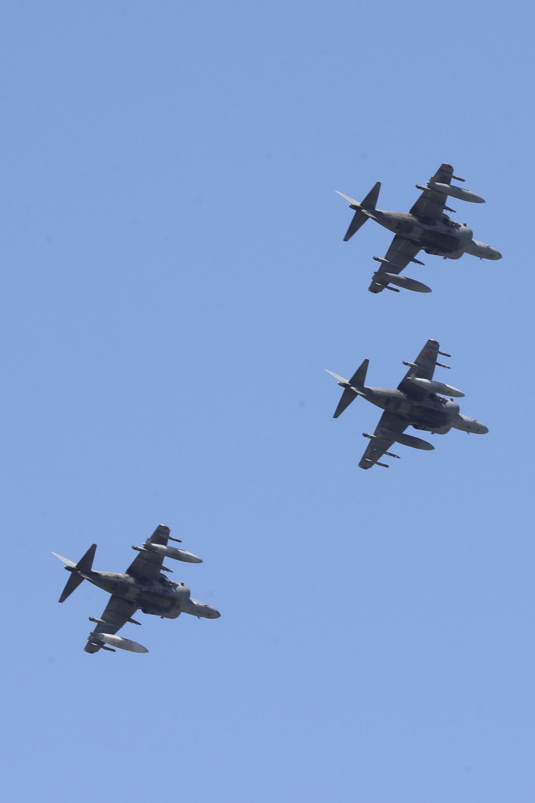 Espectáculo militar en Gijón por tierra, mar y aire con el Rey como invitado de honor