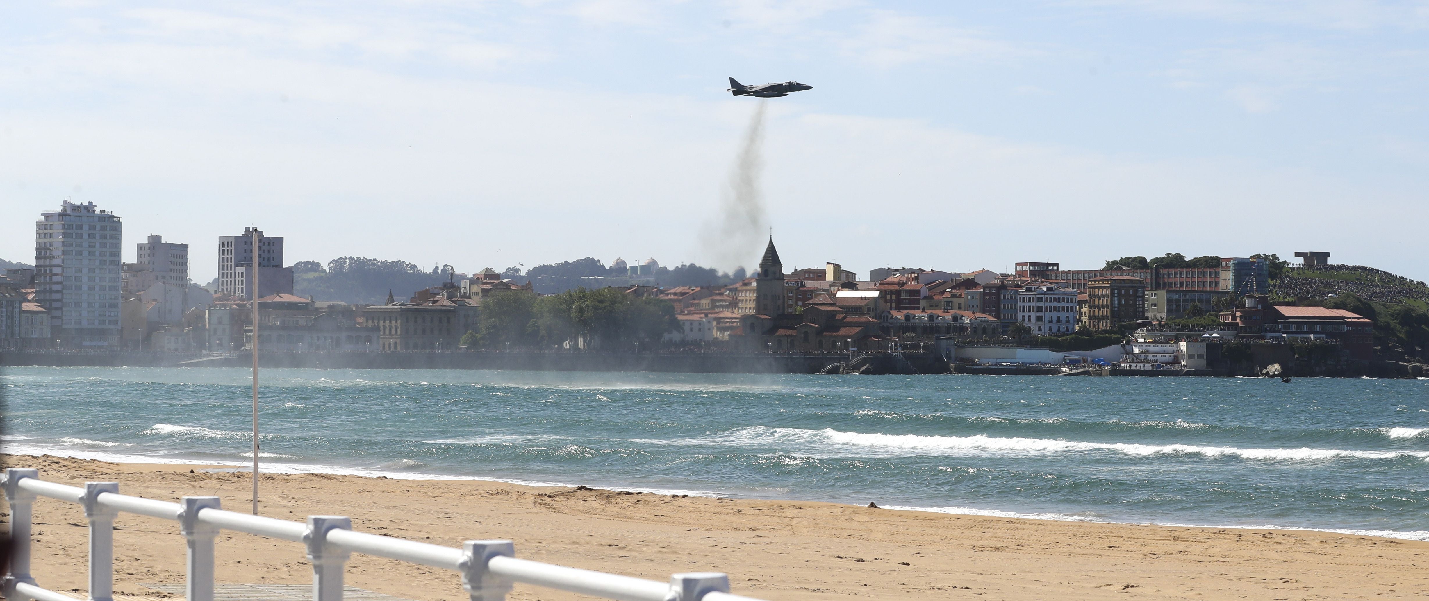 Espectáculo militar en Gijón por tierra, mar y aire con el Rey como invitado de honor