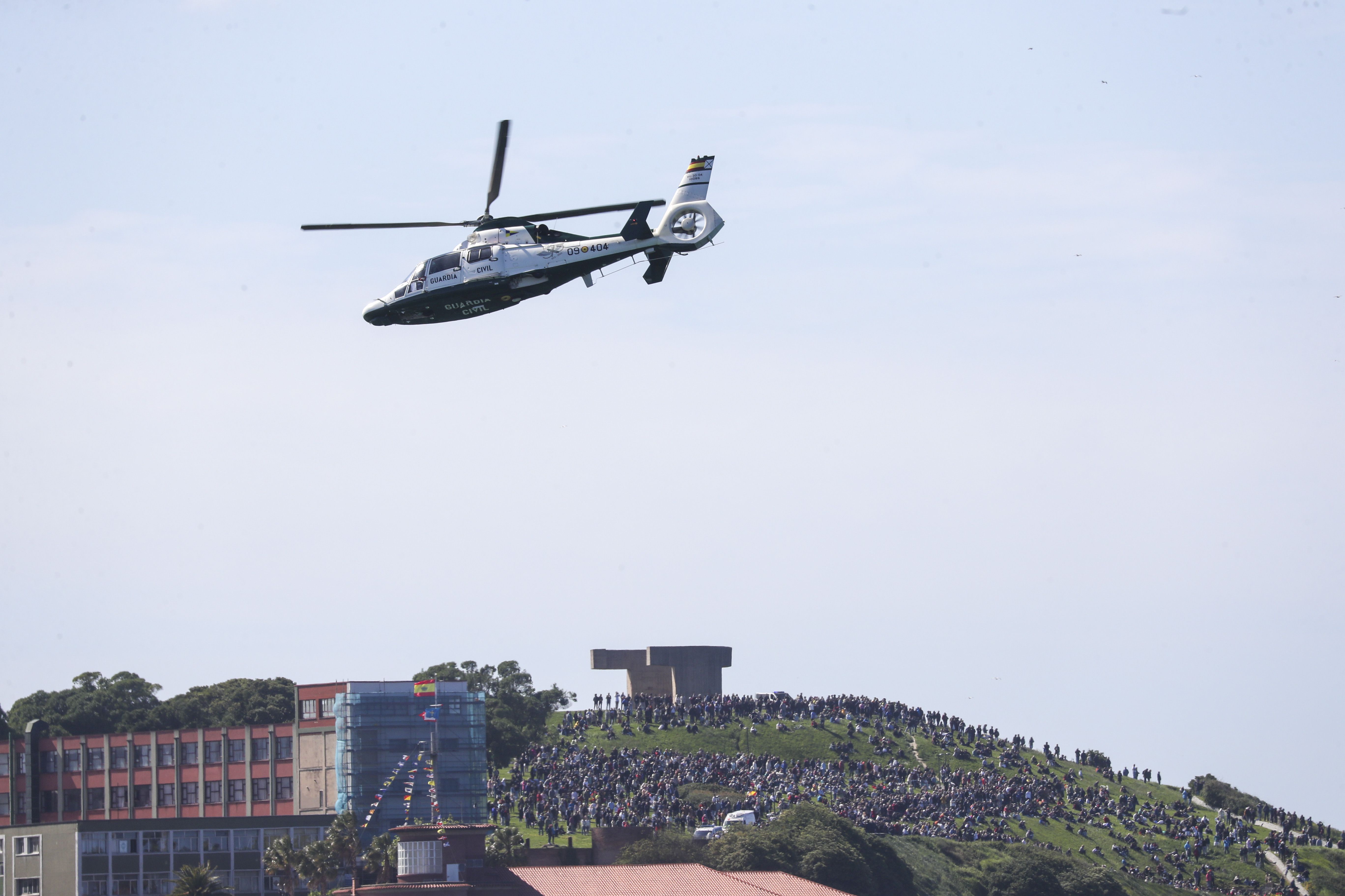 Espectáculo militar en Gijón por tierra, mar y aire con el Rey como invitado de honor