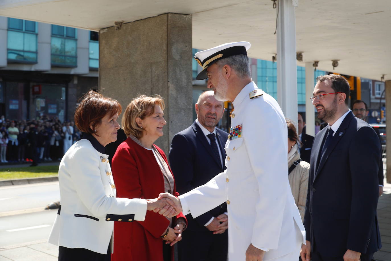 El Rey Felipe VI pasa revista a las tropas en Gijón: todas las fotos de un día histórico