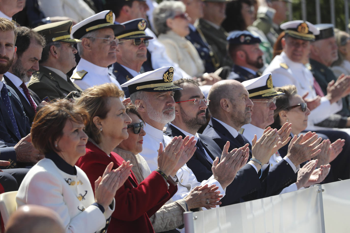 El Rey Felipe VI pasa revista a las tropas en Gijón: todas las fotos de un día histórico