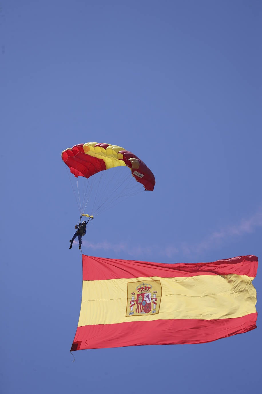 El Rey Felipe VI pasa revista a las tropas en Gijón: todas las fotos de un día histórico