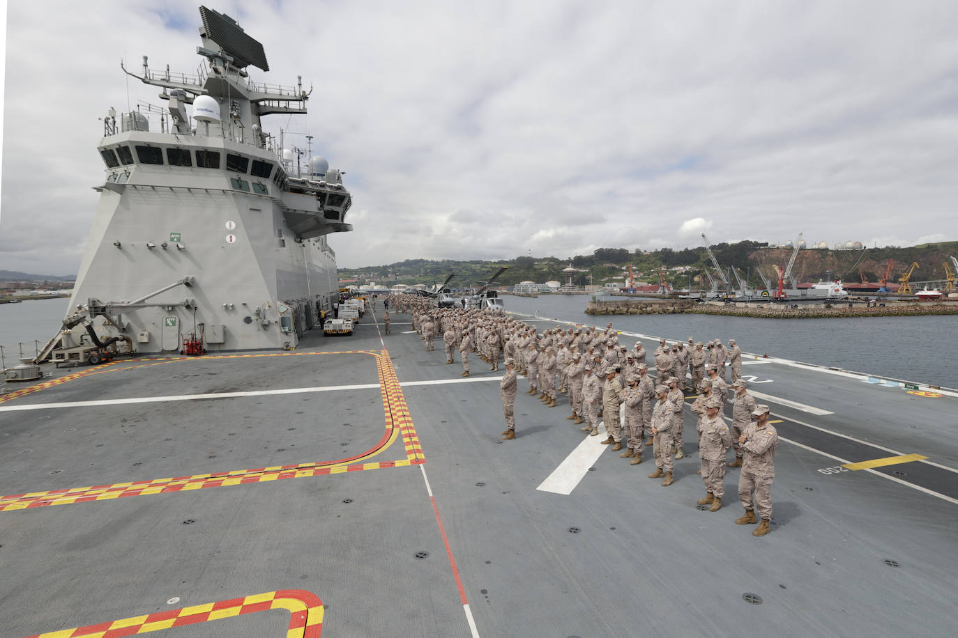 El portaaeronaves más grande de España, frente a la costa de Gijón