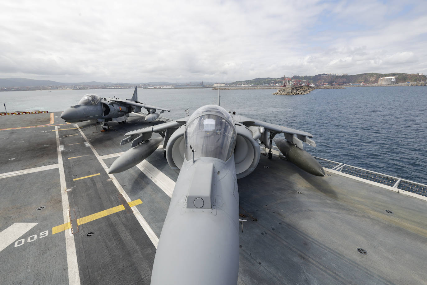 El portaaeronaves más grande de España, frente a la costa de Gijón