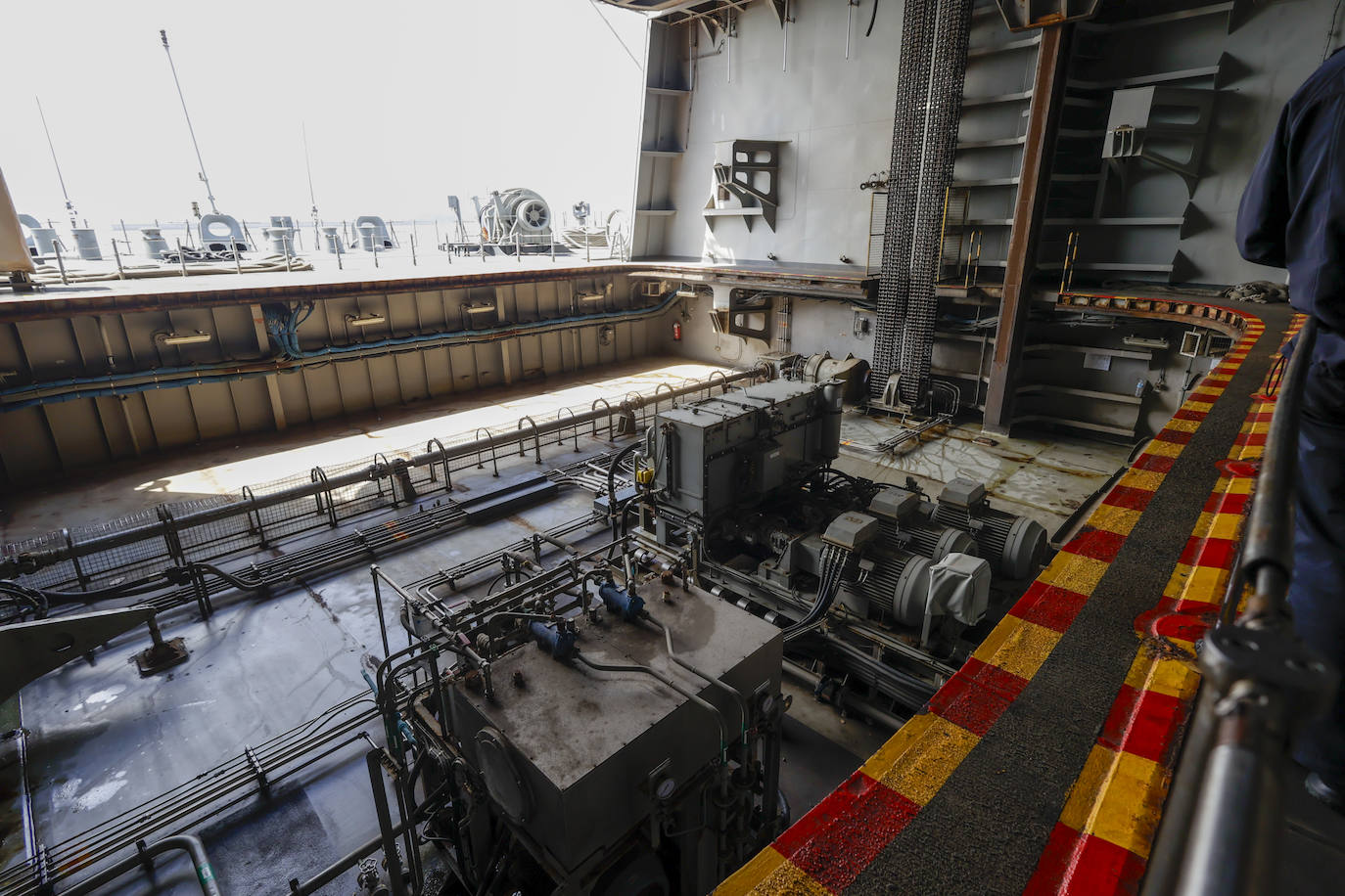 El portaaeronaves más grande de España, frente a la costa de Gijón