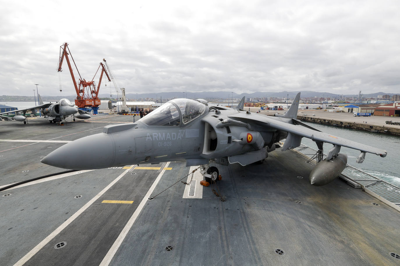 El portaaeronaves más grande de España, frente a la costa de Gijón