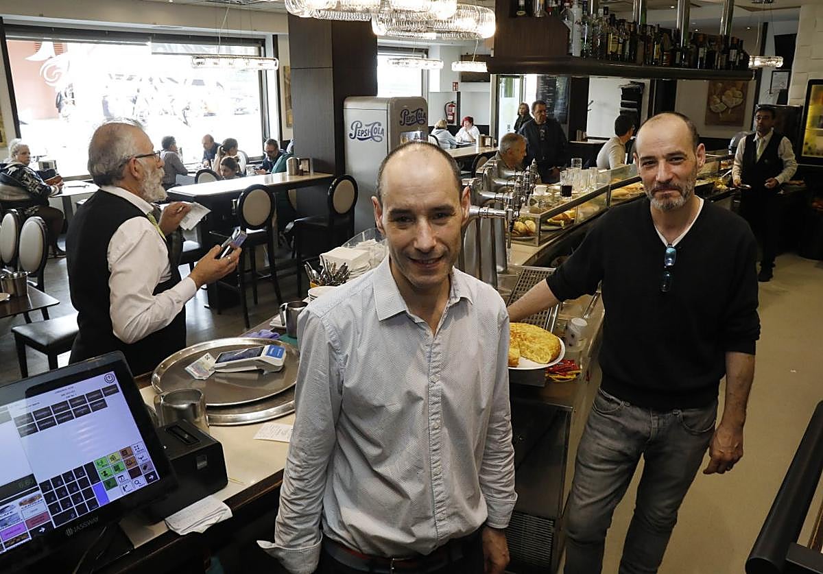 Jorge y Roberto Fernández, tras la barradel Ébano.