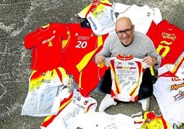 Marcelino Torrontegui, con un maillot firmado por el campeón olímpico Samuel Sánchez y sus compañeros de equipo español de ciclismo en los Juegos Olímpicos de Pekín 2008, rodeado de otras equipaciones de recuerdo de otras citas olímpicas, en la rampa del puerto de la localidad de Candás.