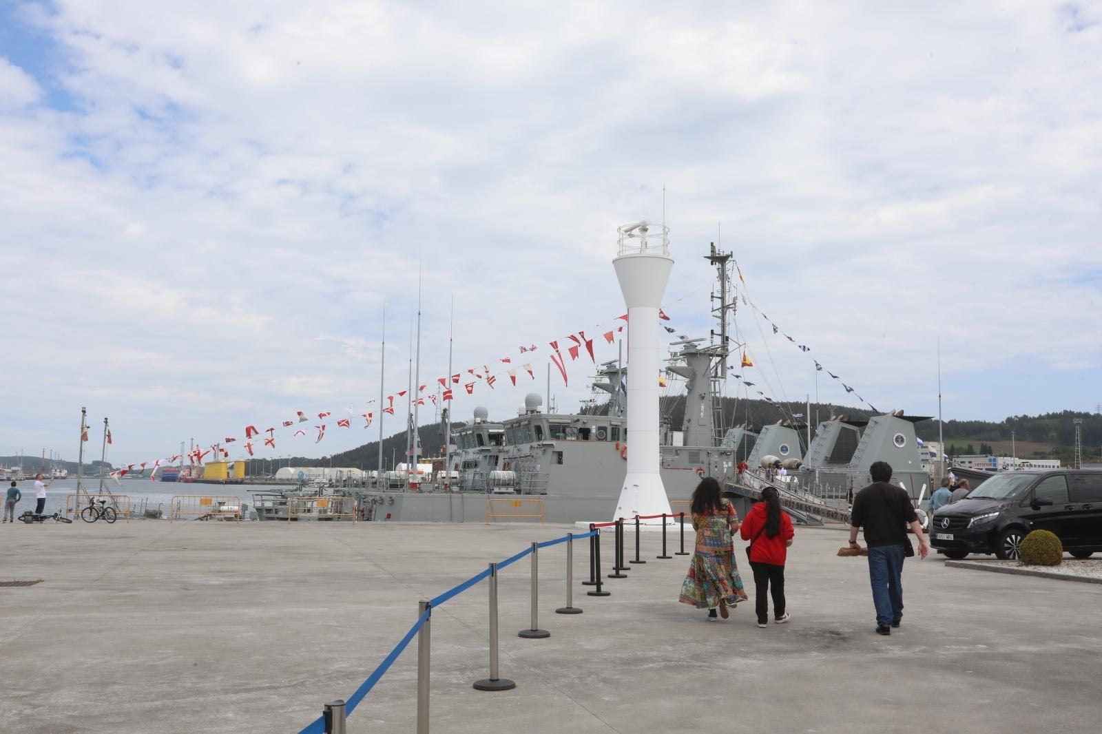 Los avilesinos se suben a bordo de los cazaminas de la Armada