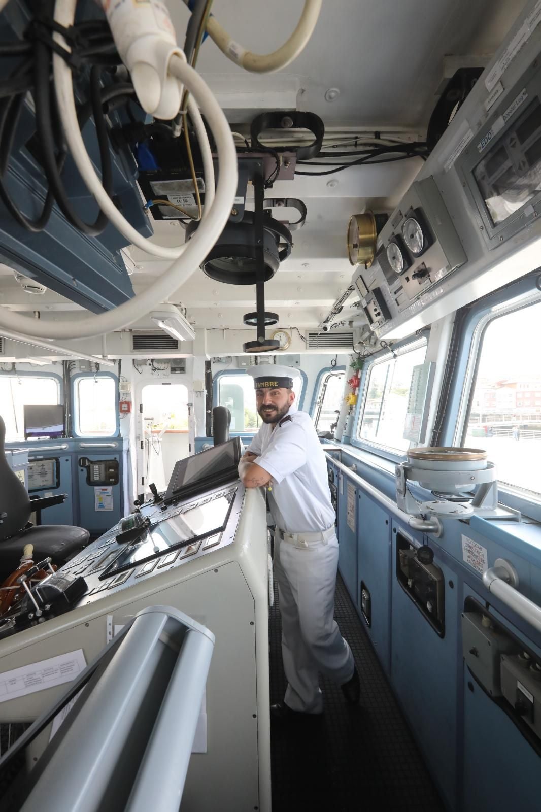 Los avilesinos se suben a bordo de los cazaminas de la Armada