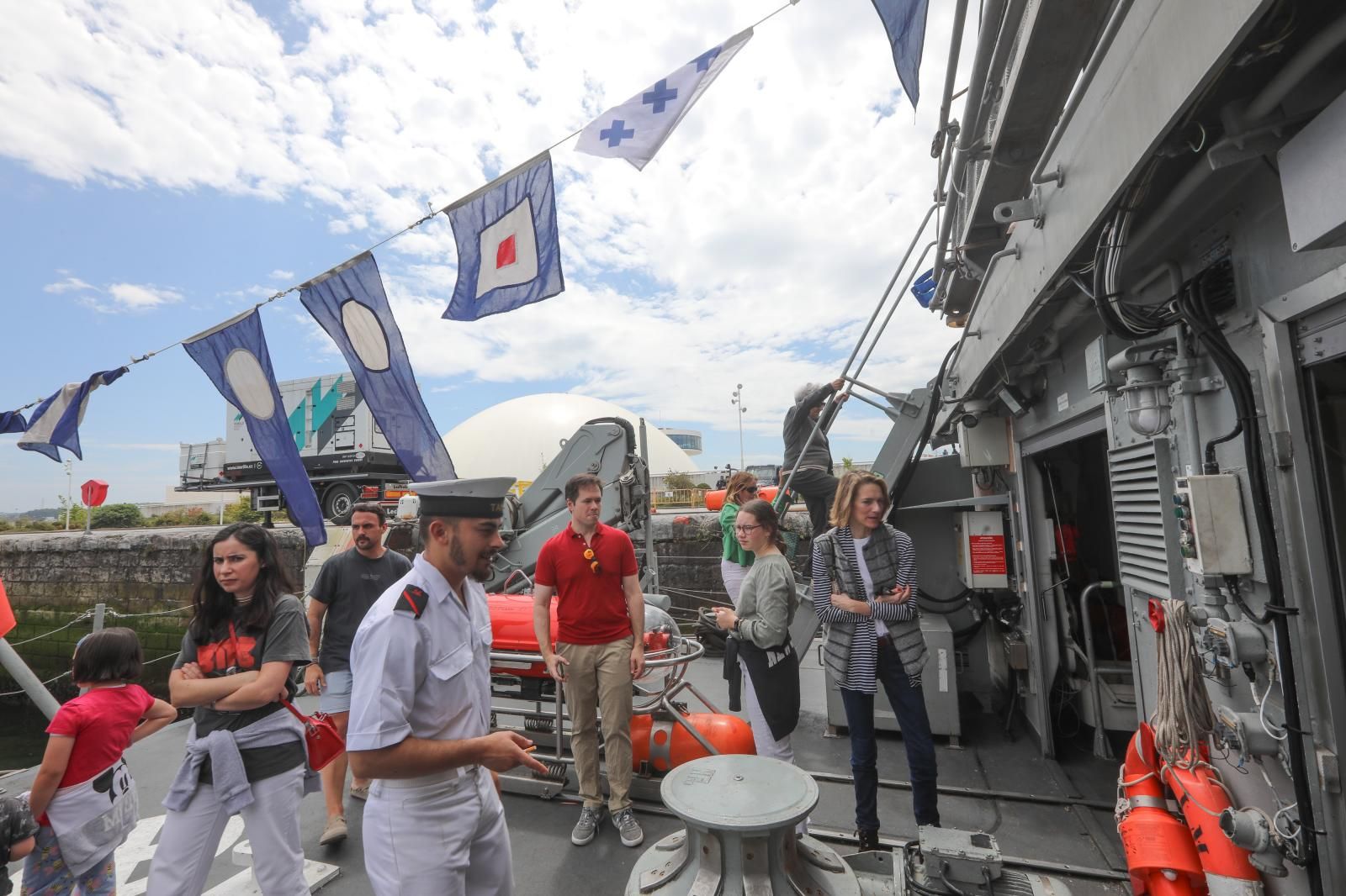 Los avilesinos se suben a bordo de los cazaminas de la Armada