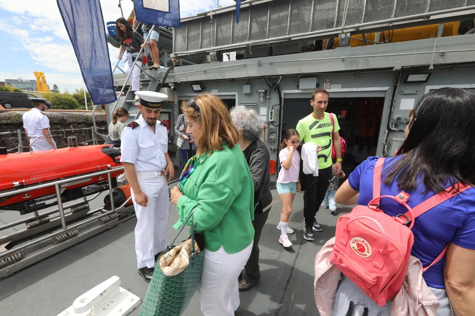 Los avilesinos se suben a bordo de los cazaminas de la Armada