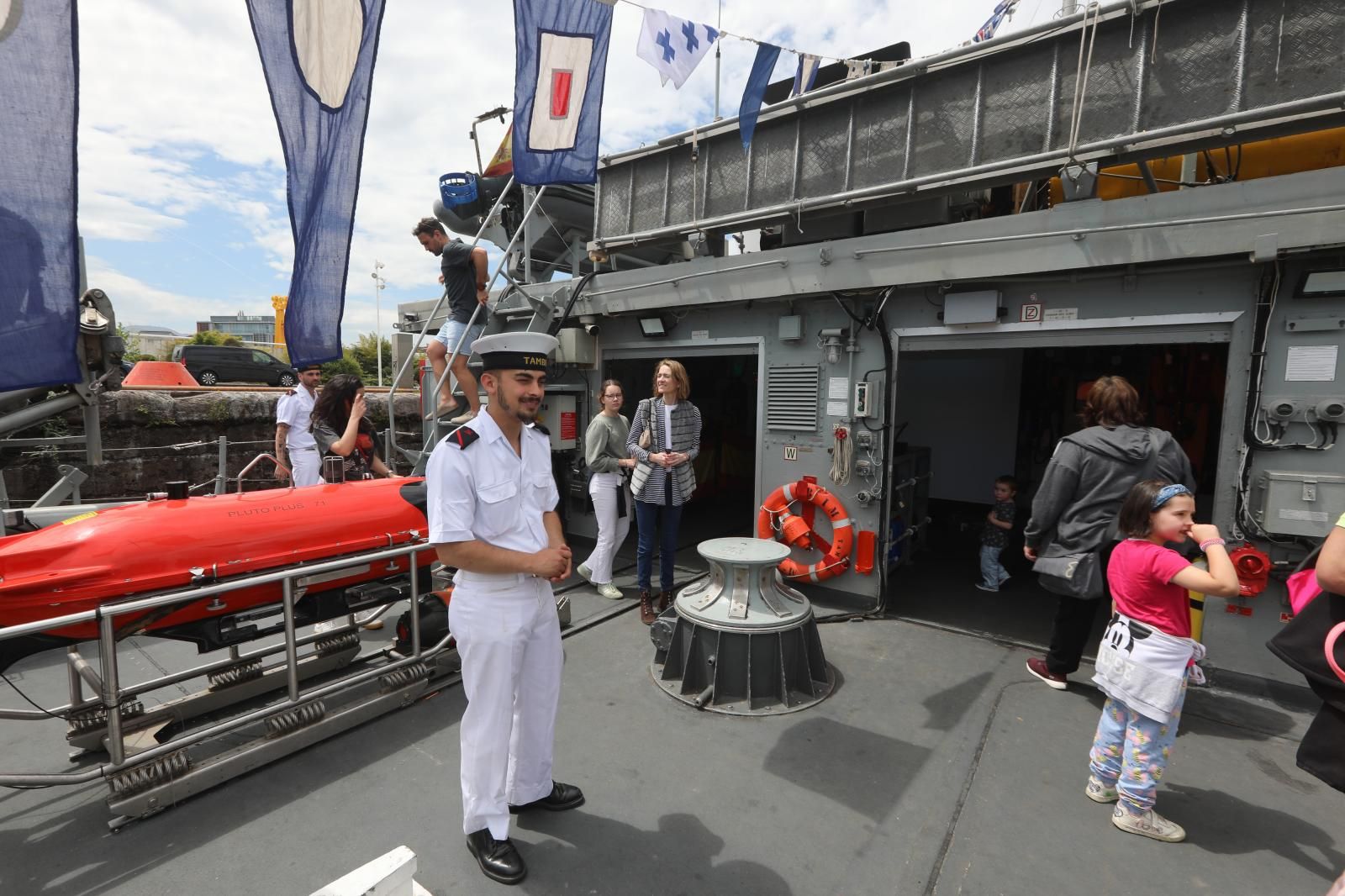 Los avilesinos se suben a bordo de los cazaminas de la Armada
