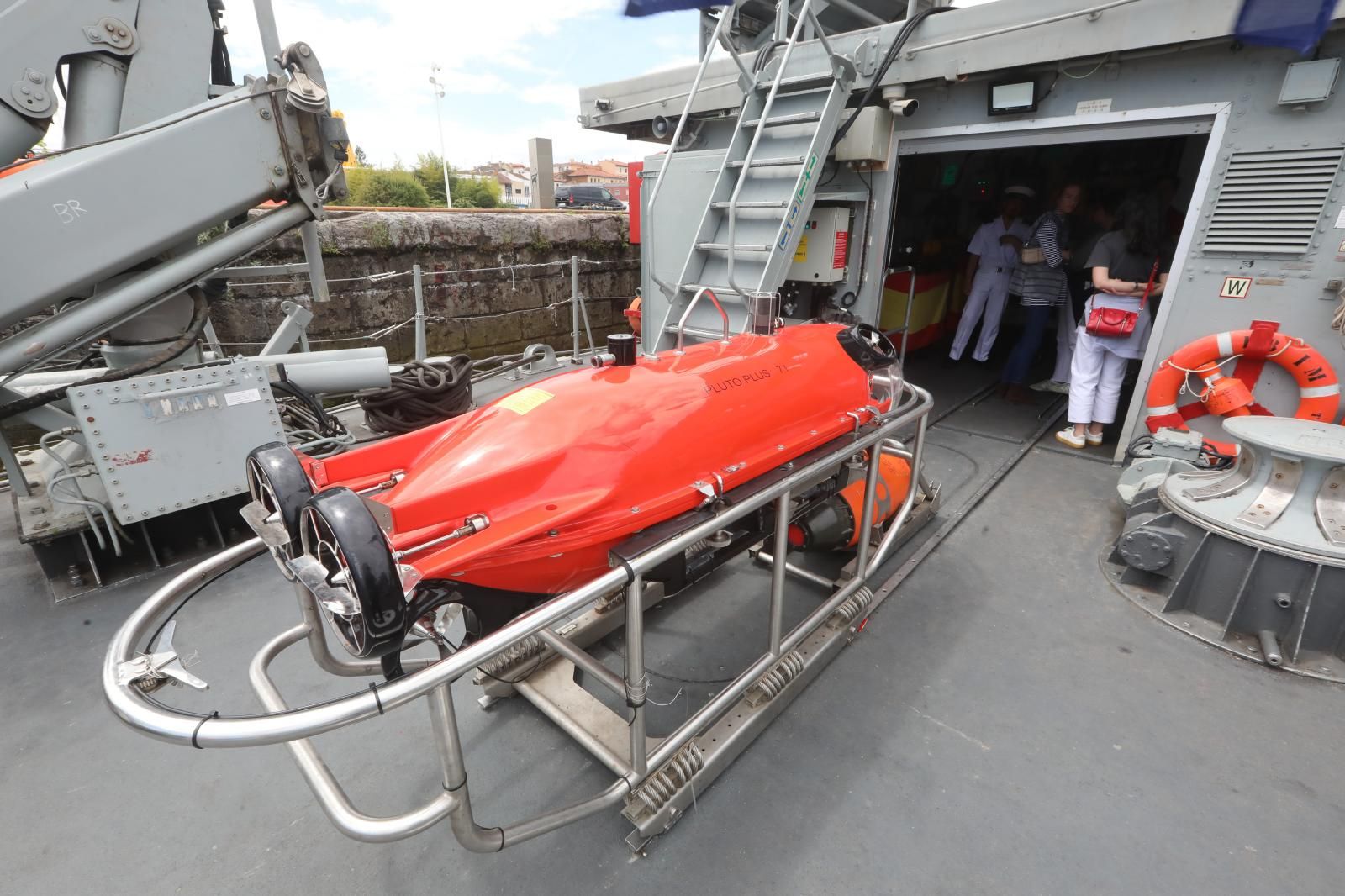 Los avilesinos se suben a bordo de los cazaminas de la Armada