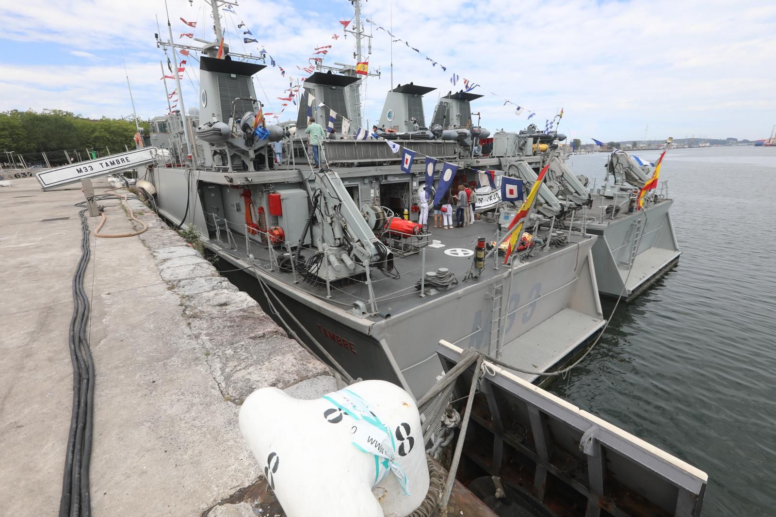 Los avilesinos se suben a bordo de los cazaminas de la Armada