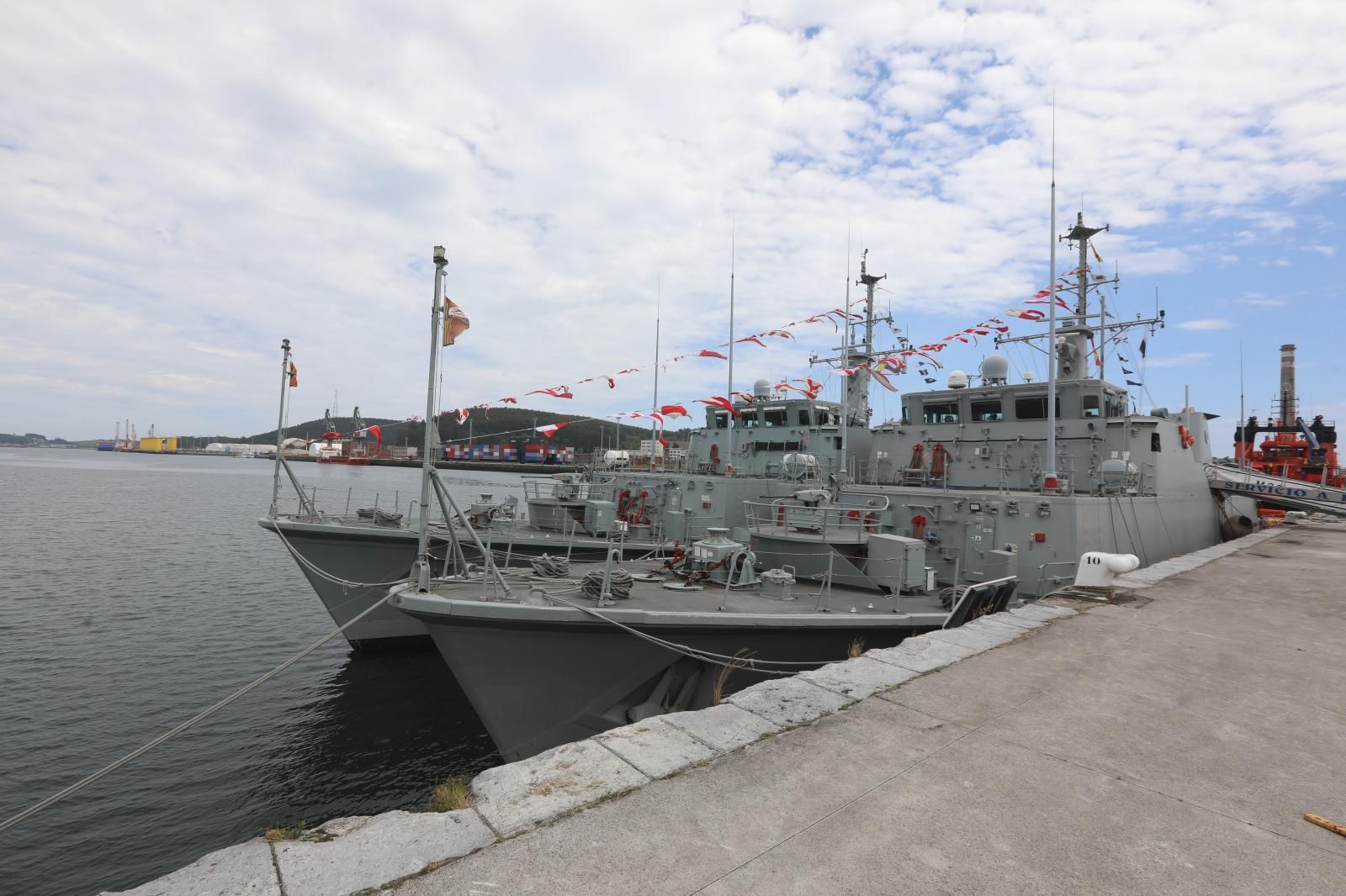 Los avilesinos se suben a bordo de los cazaminas de la Armada