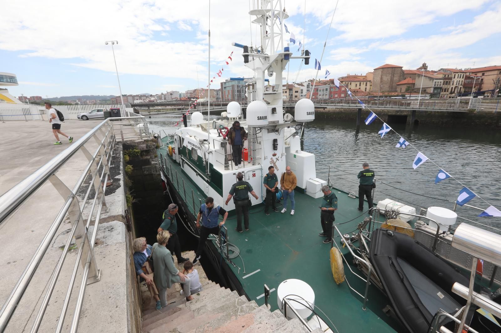 Los avilesinos se suben a bordo de los cazaminas de la Armada