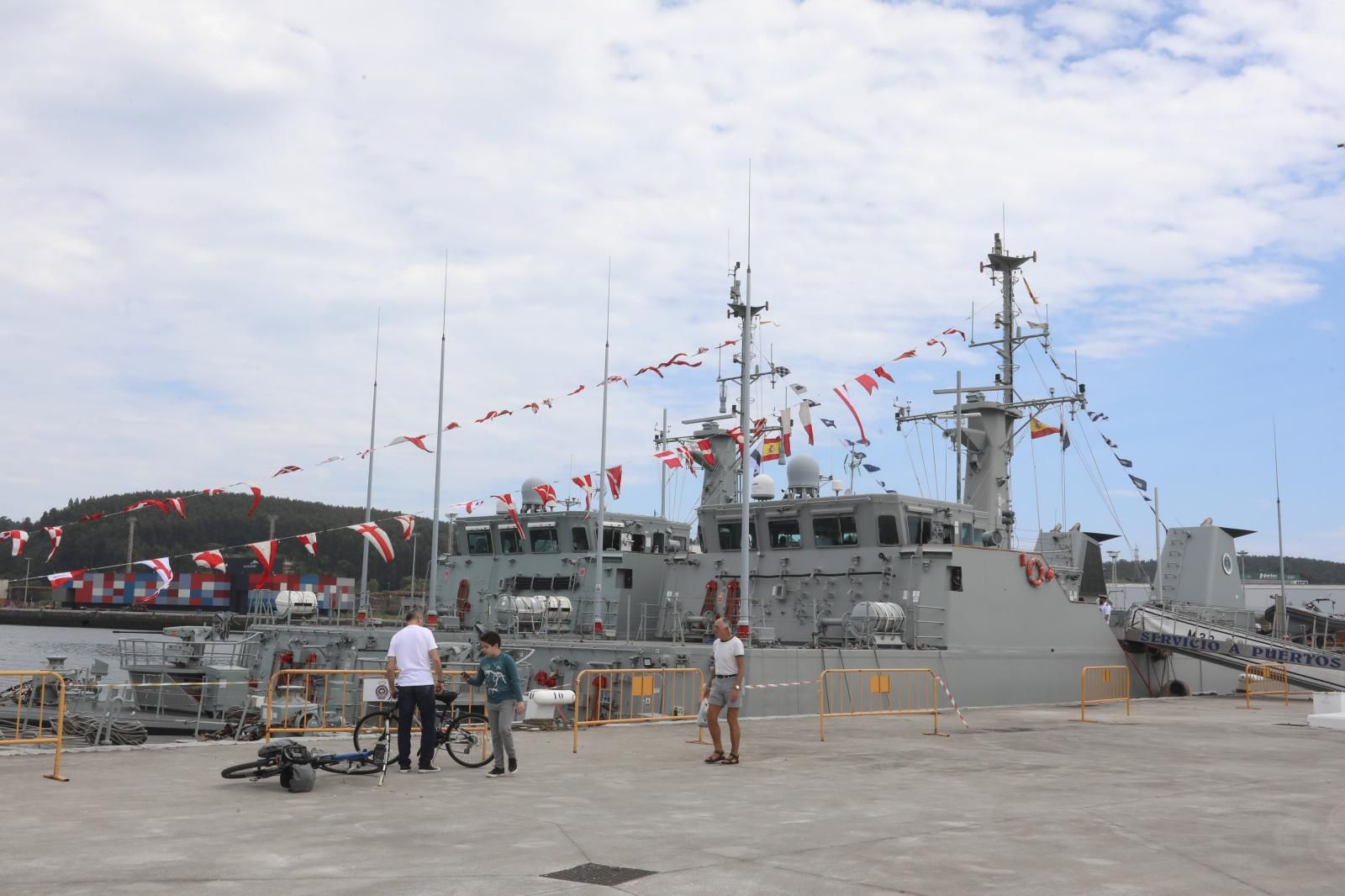 Los avilesinos se suben a bordo de los cazaminas de la Armada