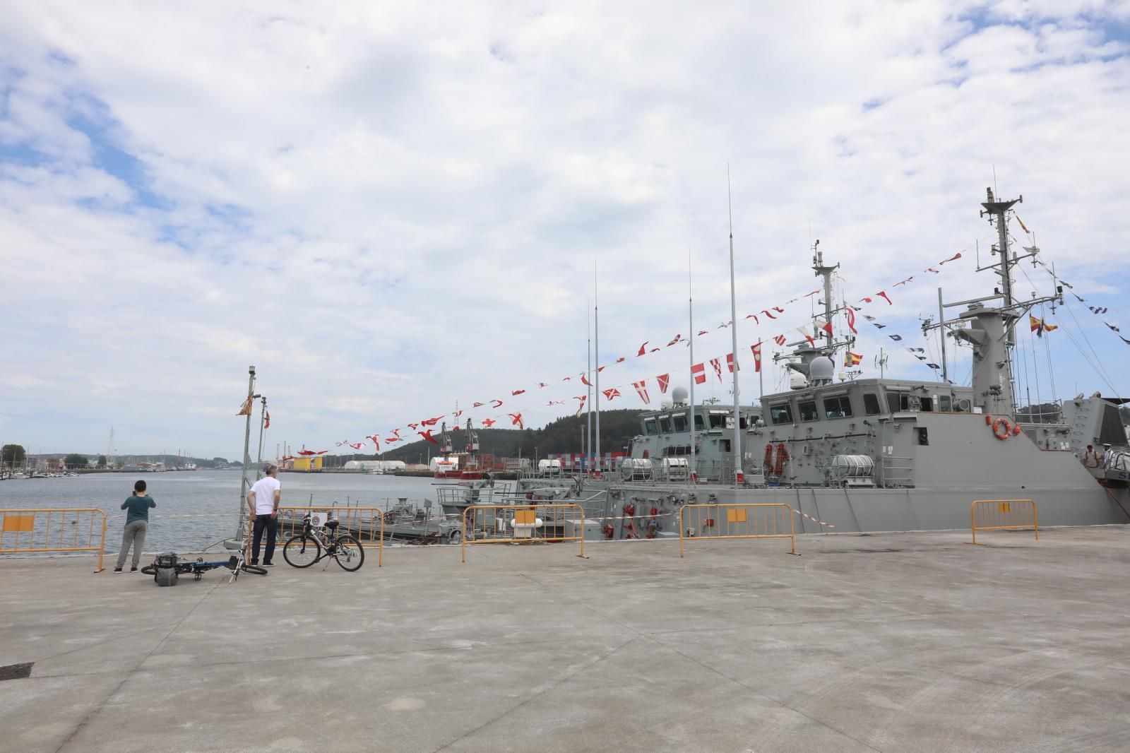 Los avilesinos se suben a bordo de los cazaminas de la Armada