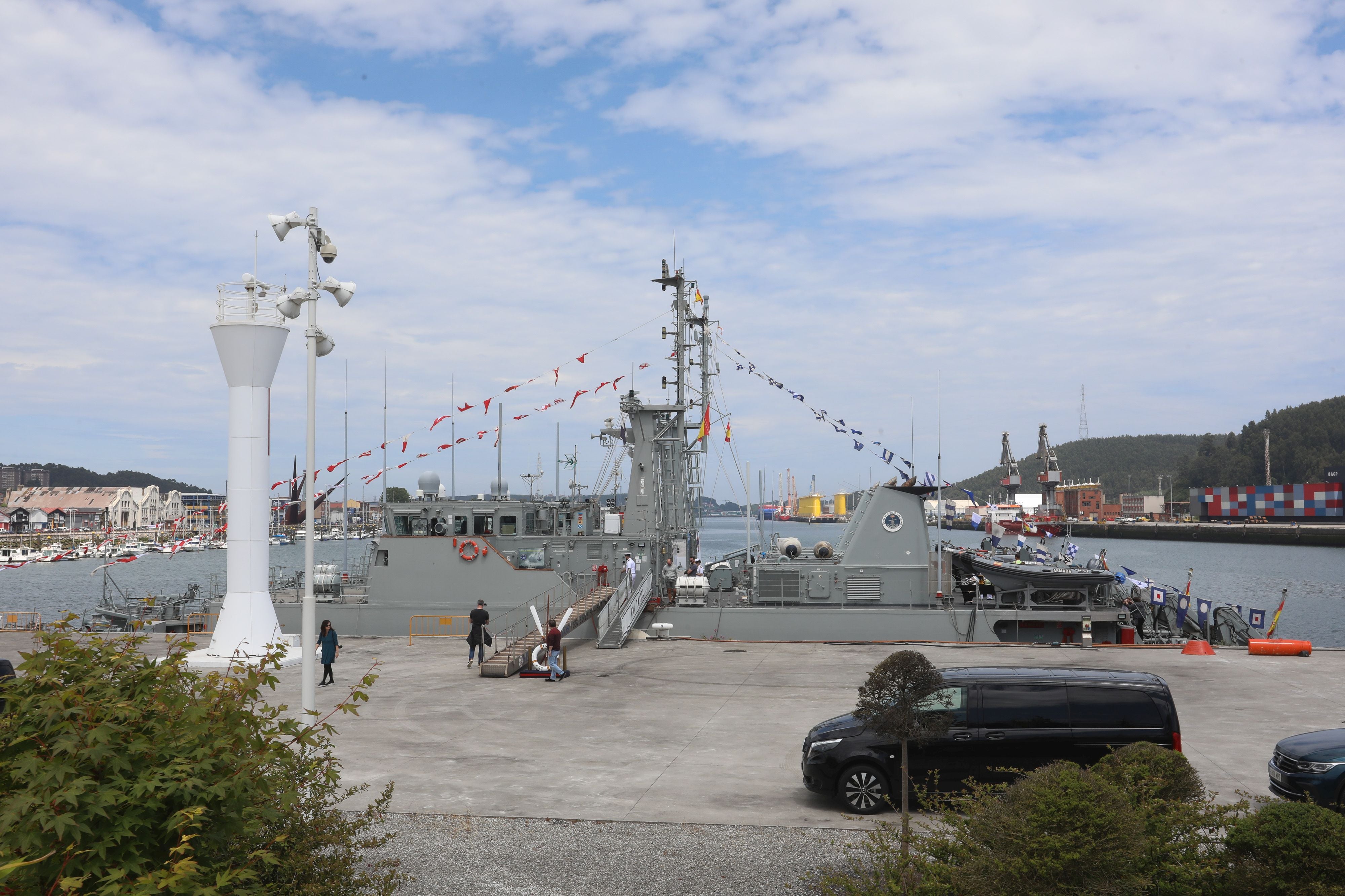 Los avilesinos se suben a bordo de los cazaminas de la Armada
