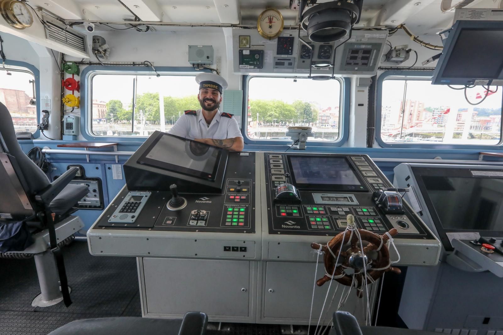 Los avilesinos se suben a bordo de los cazaminas de la Armada