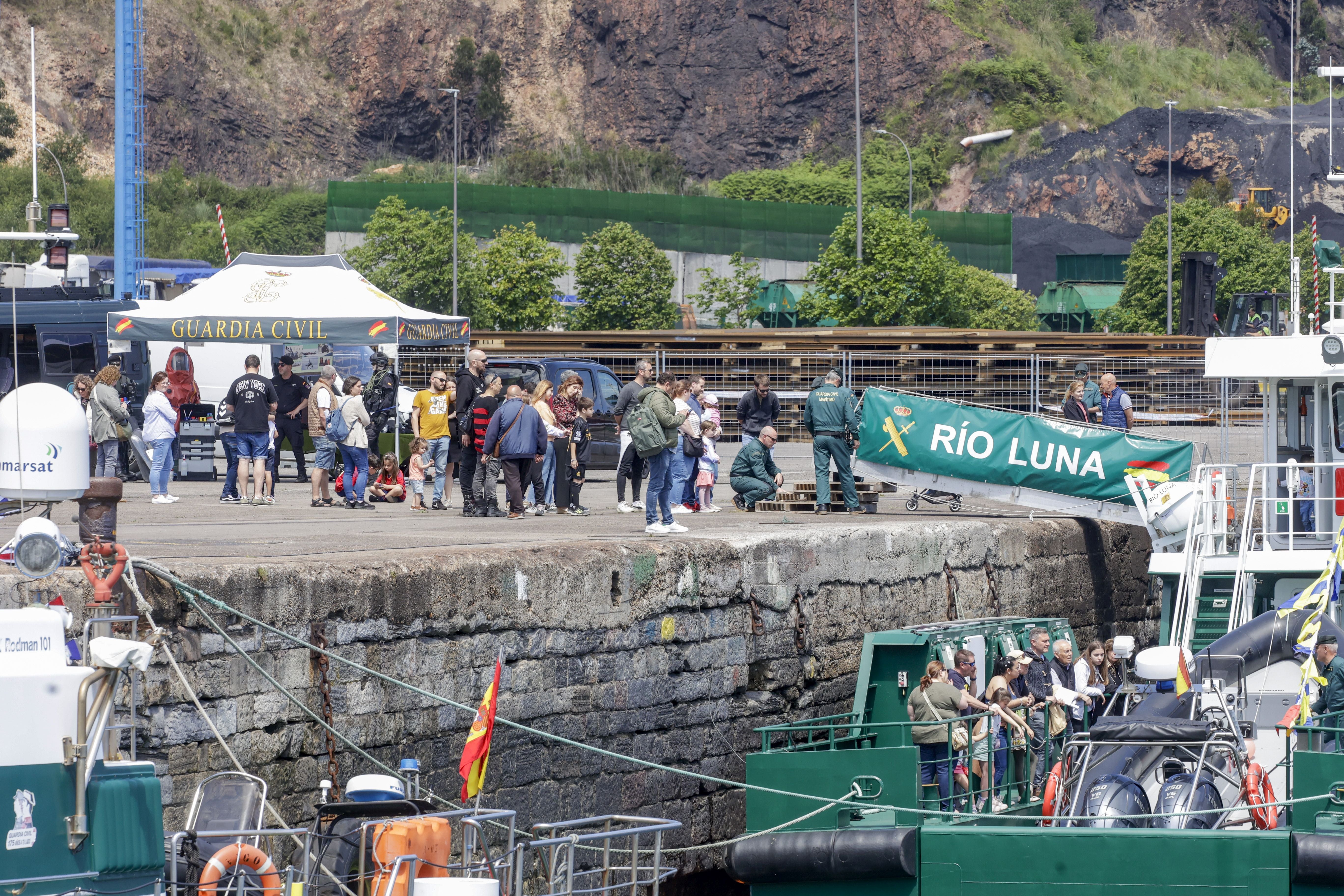 Nadie se quiere perder los buques de la Armada en Gijón