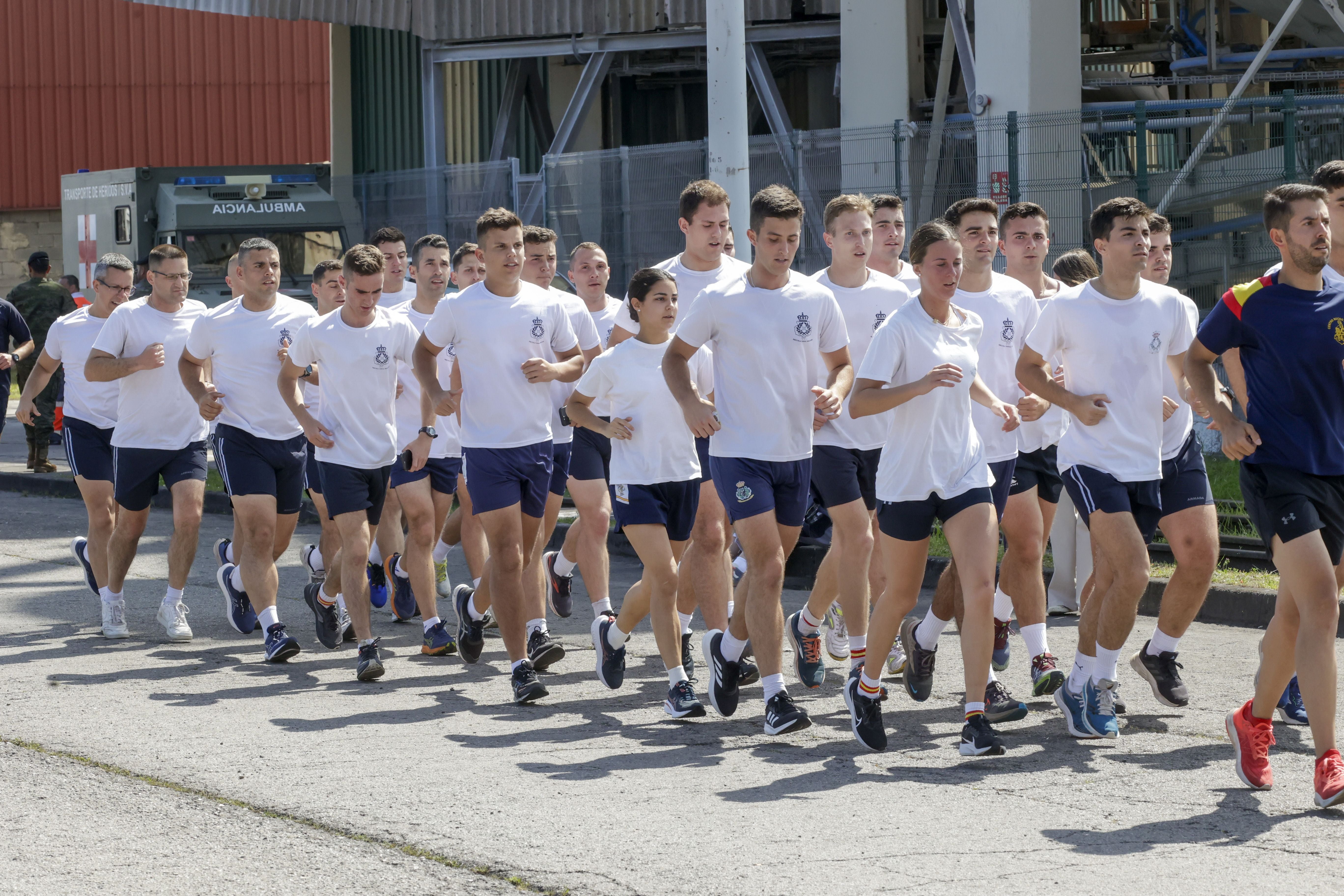 Nadie se quiere perder los buques de la Armada en Gijón