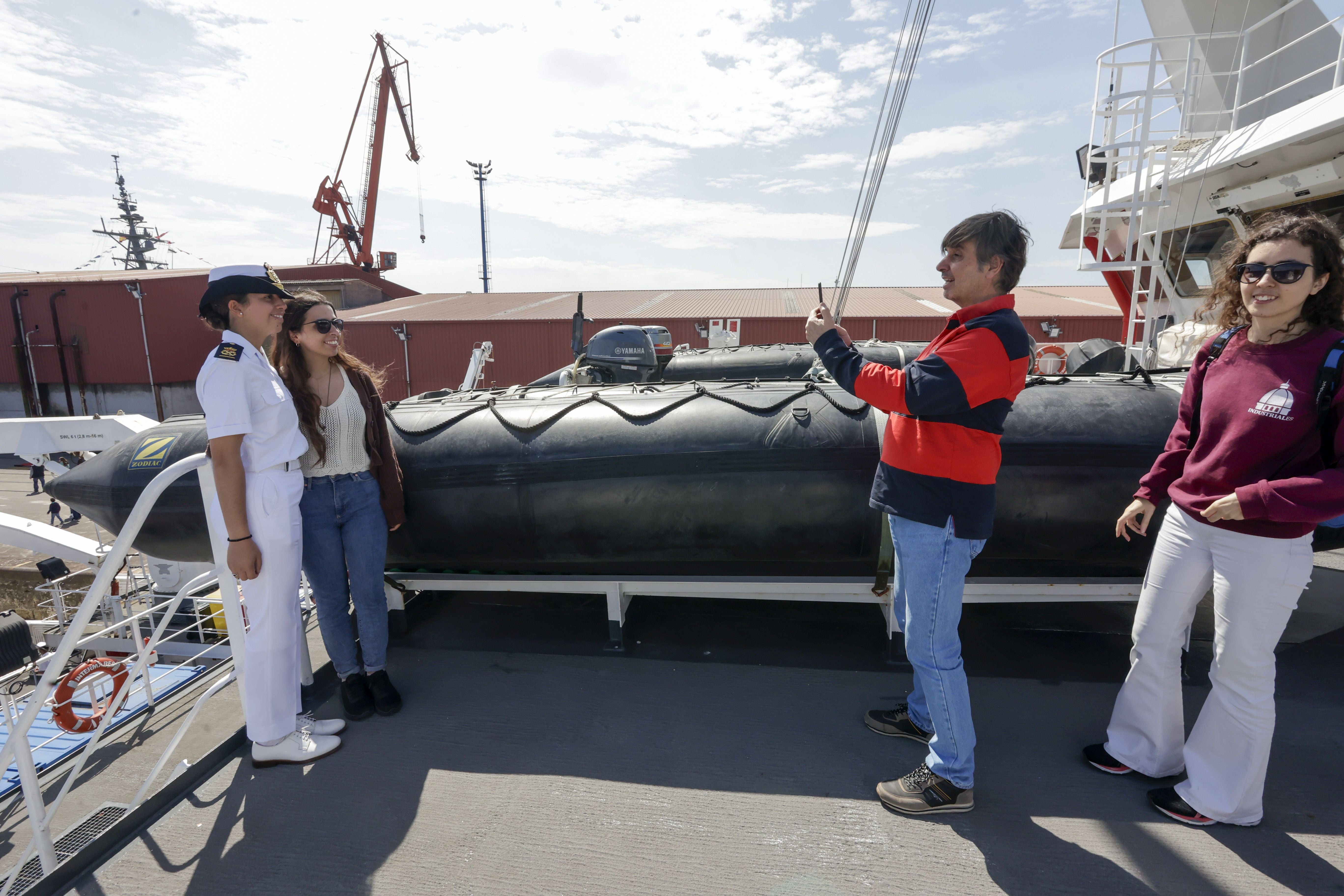 Nadie se quiere perder los buques de la Armada en Gijón