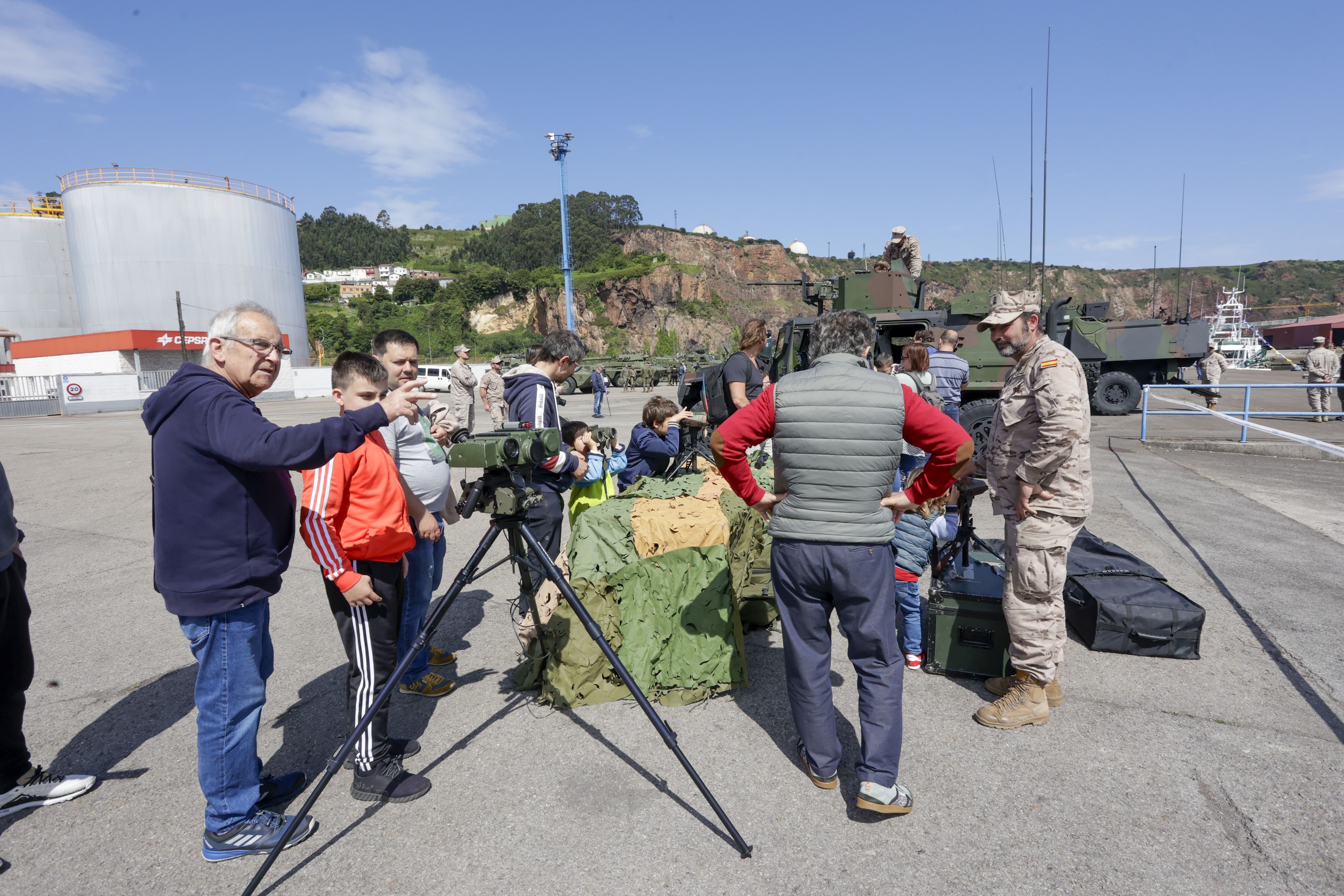 Nadie se quiere perder los buques de la Armada en Gijón